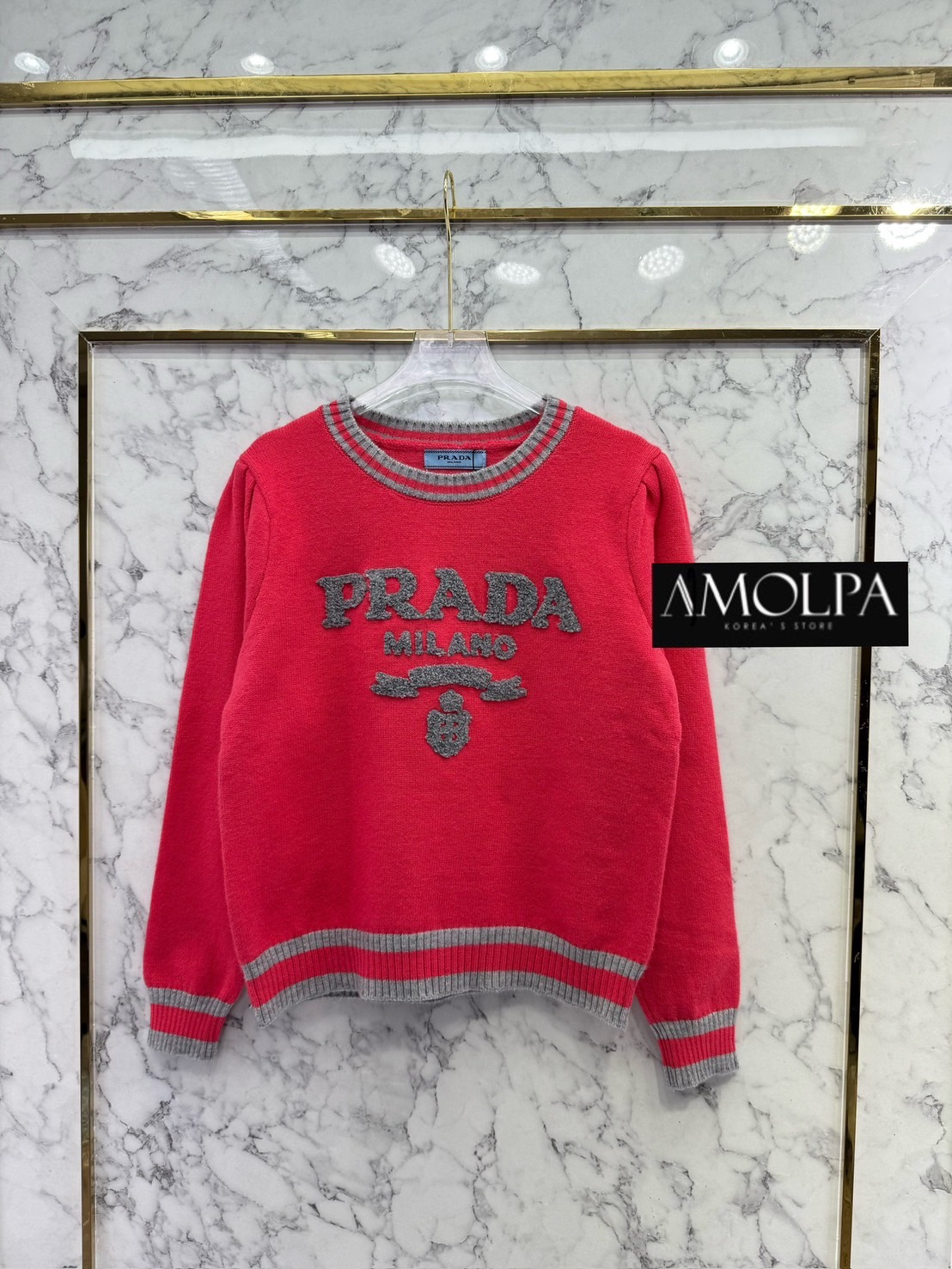 SWEATER PRADA KNIT งาน Hiend ตัวเสื้อเป็นงานไหมพรมระดับหนานุ่มแน่นๆ เนื้องานละเอียดมาก เนื้องานตามช๊อป ชน ช๊อปเลยนะคะ ใส่สบาย : สินค้าคุณภาพ (พร้อมส่ง)