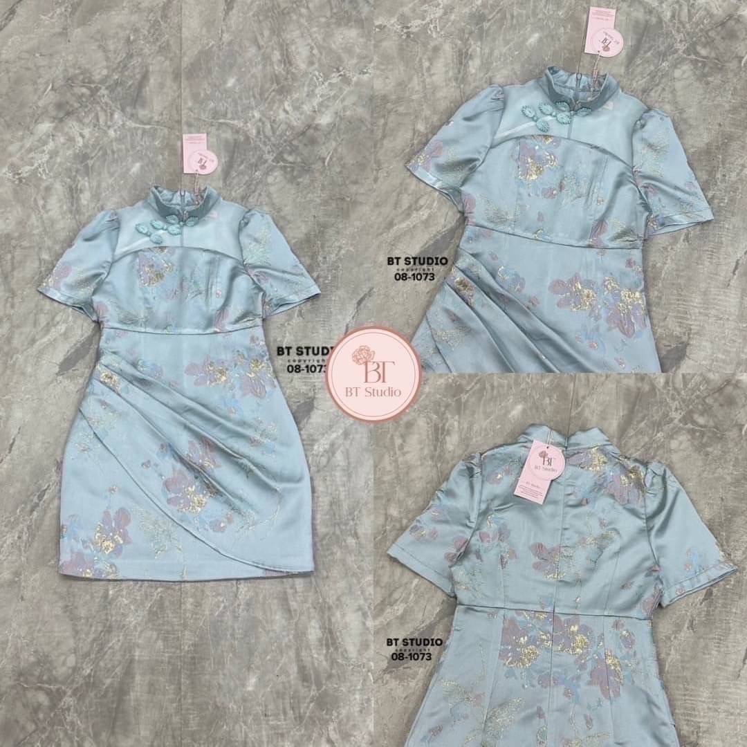 เดรสสั้นกี่เพ้าสีฟ้าละมุล น่ารักมากคร้าา ช่วงคอแต่งสไตล์จีนติดกระดุมไล่เรียงเฉียงข้าง ตัดแต่งซีทรูช่วงบนอก งานผ้าทอลายดิ้นสีทองงานสวยเนื้อผ้าดี คัตติ๊งเป๊ะ มีซับในซิปหลัง ใส่สบาย : สินค้าคุณภาพ (พร้อมส่ง)