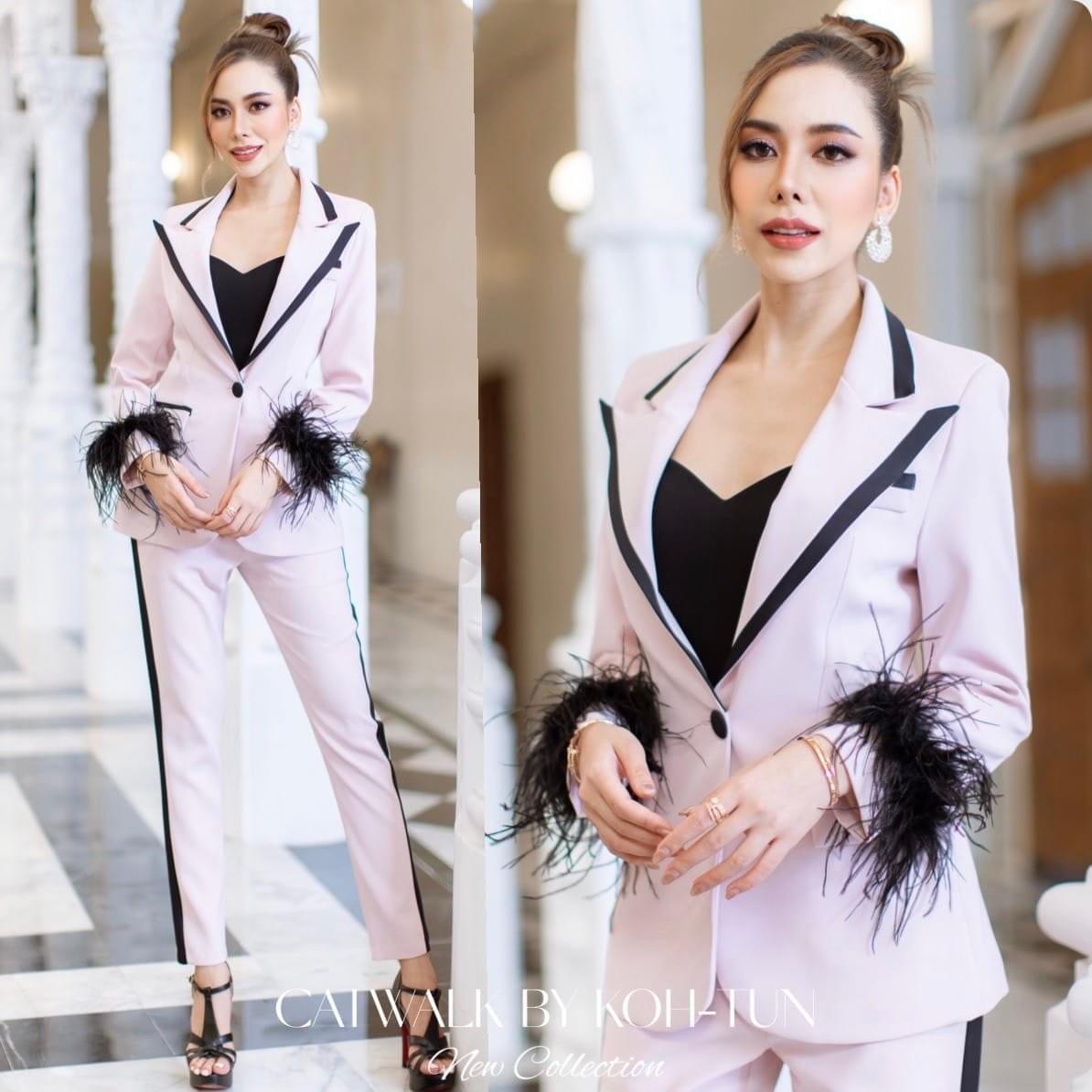 เซตBLAZERทูโทนแต่งขนนกแขน (ถอนได้)เนื้อผ้าเกรดเอ เนื้อนุ่มทิ้งตัว ตัวBLAZERเป็นทรงเข้ารูป แต่งขอบปกและขอบกระเป๋า คู่กับกางเกงเอวสูงขายาว ทรงขากระบอกเล็ก สินค้าคุณภาพ (พร้อมส่ง)