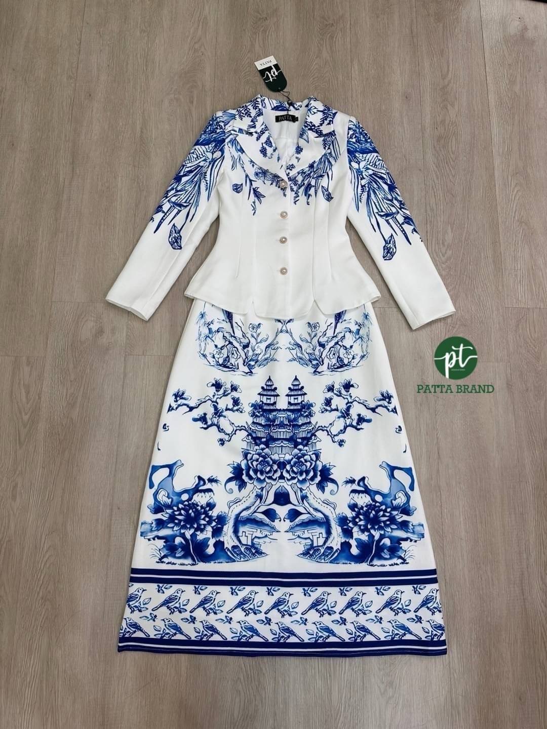 Set 2 ชิ้น สีขาว เสื้อคอปกแขนยาว แต่งกระดุมมึกด้านหน้าใช้งานได้จริง ชายเสื้อตัด ขอบโค้ง มาพร้อมกับ กระโปรงยาวสีขาวพิมพ์ ใส่สบาย สินค้าคุณภาพ (พร้อมส่ง)