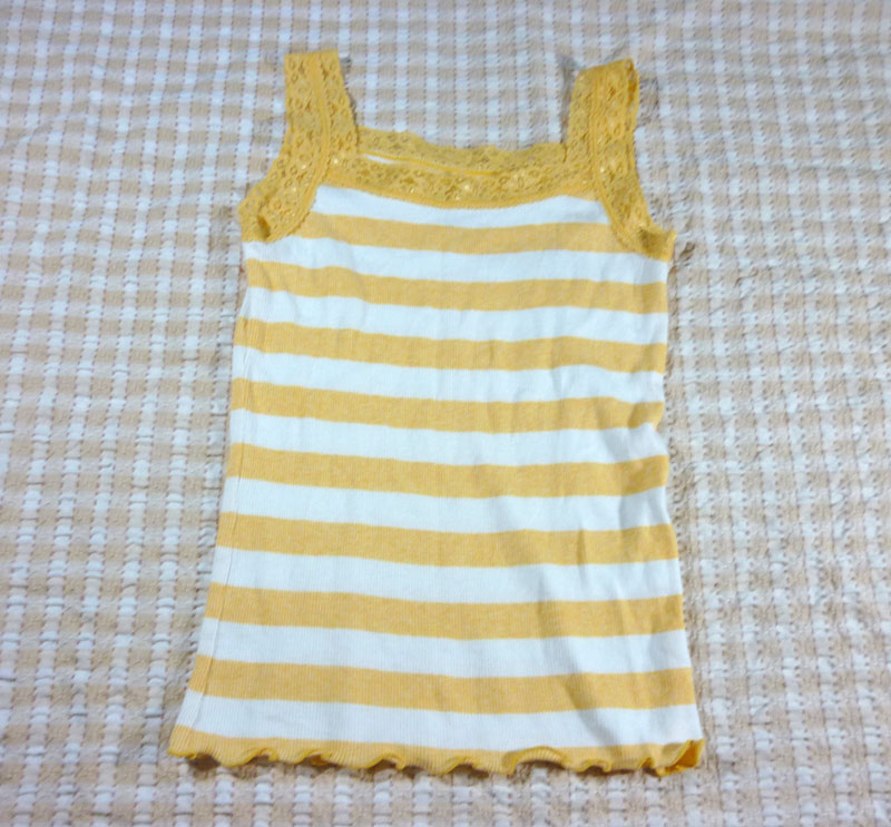 เสื้อสายเดียวลูกไม้ Uniqlo Sz130 ผ้าดีมาก น่ารักสุดๆ