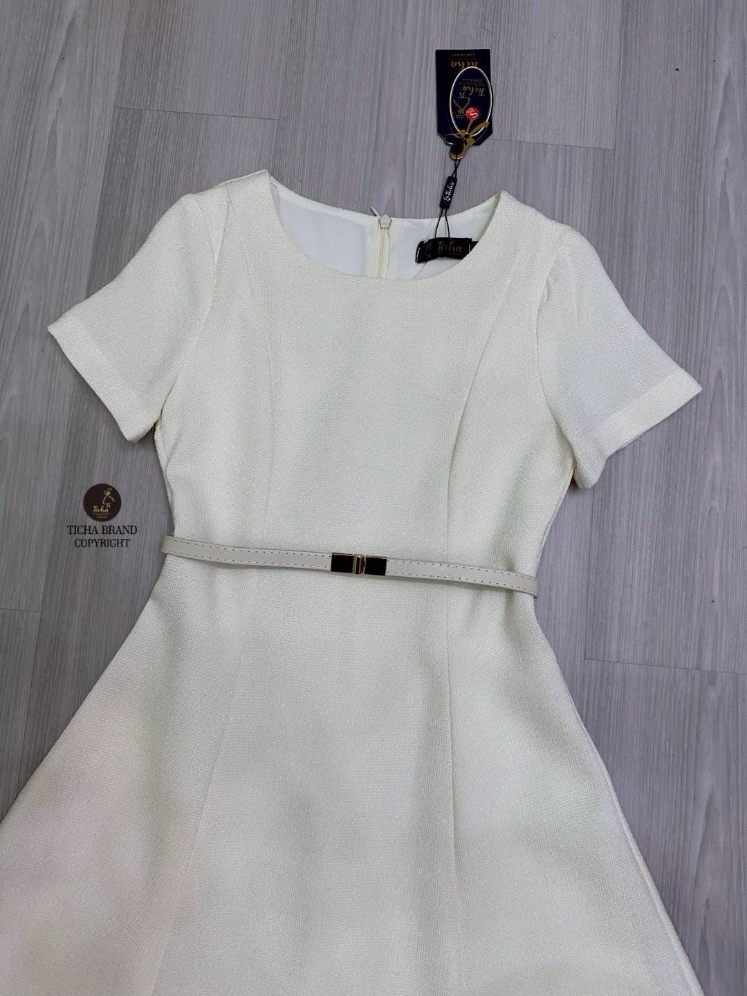 เดรสยาวคอกลมแขนสั้น สีครีม เนื้อผ้ามีเทคเจอร์ ตีเกร็ดหน้ายาวทั้งตัว ช่วงกระโปรงทรงพลิ้วยาว มาคู่เข็มขัดใส่รูดปรับเข้ารูปให้ทรงสวย(มีซิปหลัง) ใส่สบาย : สินค้าคุณภาพ (พร้อมส่ง)