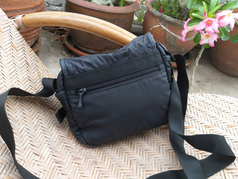 กระเป๋าสะพายใบย่อม asics (ของใหม่)