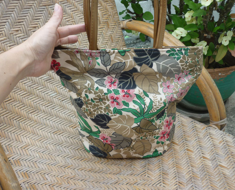 กระเป๋า Tote กันน้ำ สวยคลาสสิค (ของใหม่)
