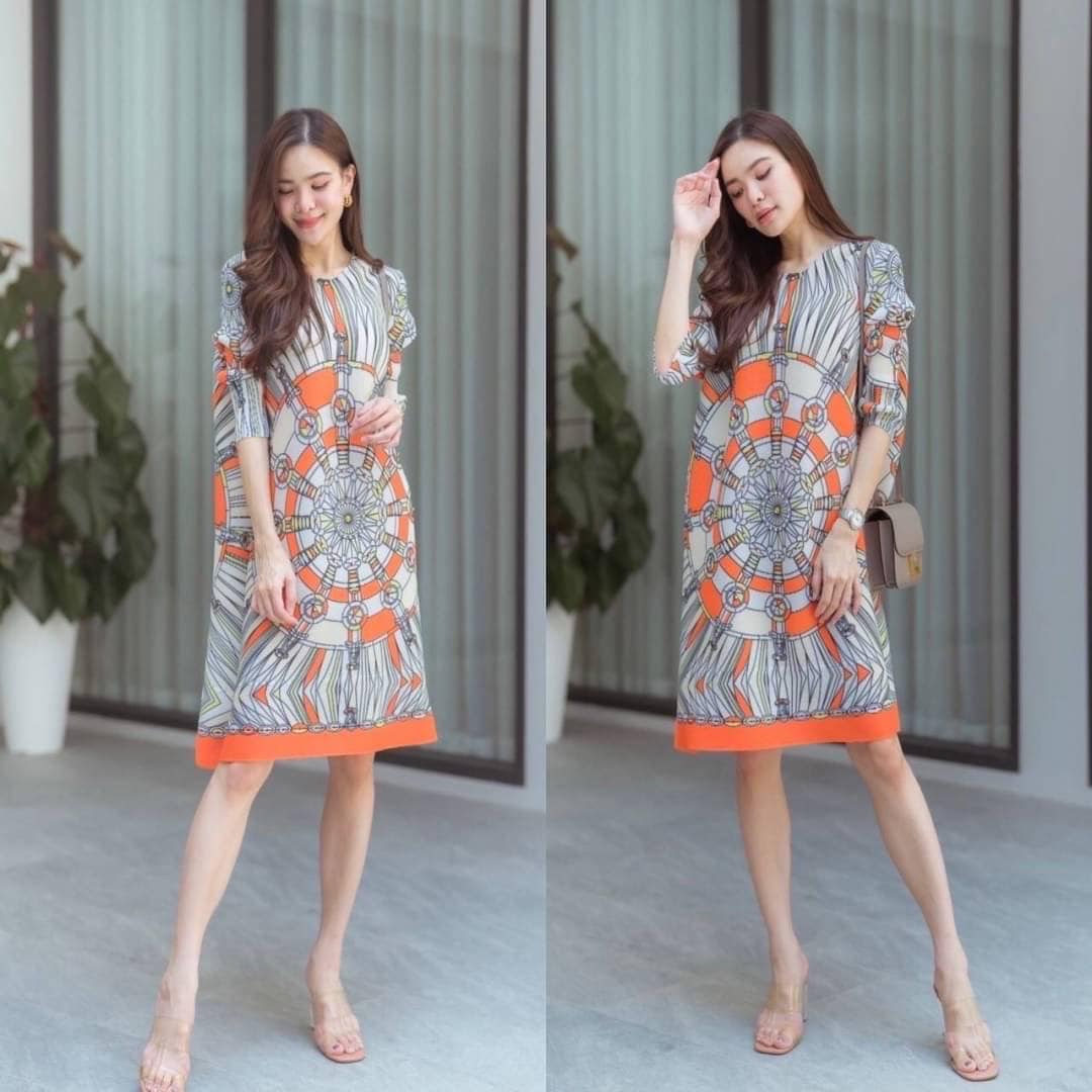 มินิเดรสอัดพลีท แพทเทิร์นคอกลม แขนยาว ลาย Brand งาน Intrend แบบ Premium 👍🏻 👍🏻 สินค้าคุณภาพ (พร้อมส่ง)
