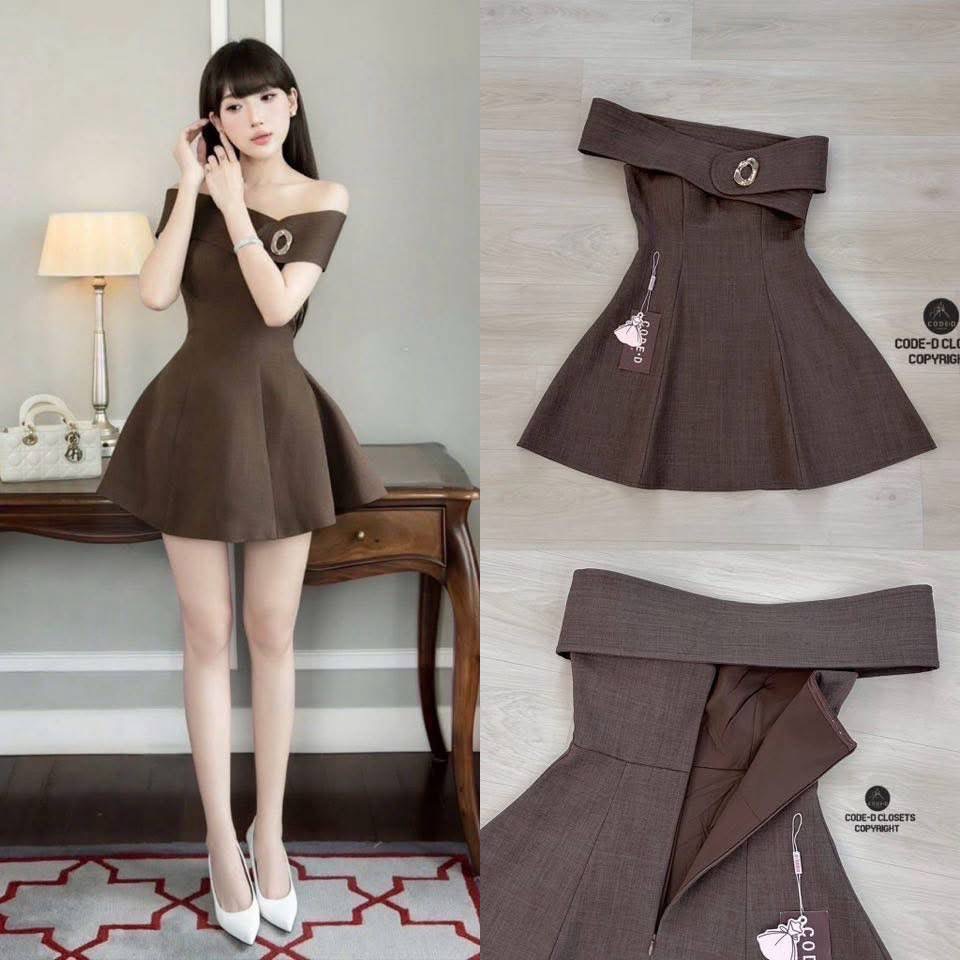 เดรสสั้นเกาะอก สีน้ำตาลดีไซน์แต่งสายคาดปาดไหล่มีกระดุมแป๊กมีเข็มอะไหล่ทองเด่นสวย ด้านในมีแถบกันลื่นมาอย่างดี อกเสริมฟองน้ำ ช่วงเอวเข้ารูป ตัวกระโปรงบานสวย มีซิปหลัง ชับในตัว ใส่สบาย : สินค้าคุณภาพ (พร้อมส่ง)