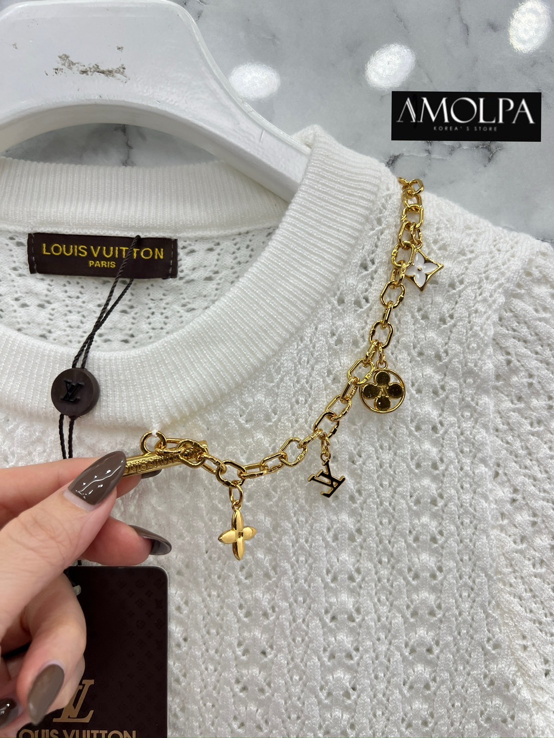 เสื้อไหมพรมแขนสั้น LV KNIT อะไหล่สร้อยฮาร์ดแวร์สีทอง เนื้อผ้าดีม๊าก ผ้าใส่สบายมาก ห้ามพลาด ใส่สบาย : สินค้าคุณภาพ (พร้อมส่ง)