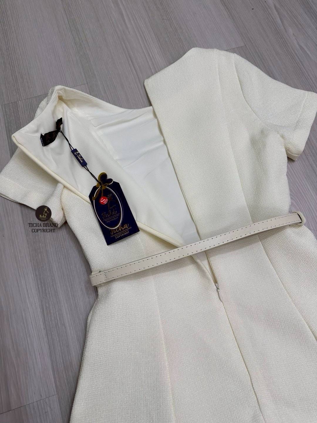 เดรสยาวคอกลมแขนสั้น สีครีม เนื้อผ้ามีเทคเจอร์ ตีเกร็ดหน้ายาวทั้งตัว ช่วงกระโปรงทรงพลิ้วยาว มาคู่เข็มขัดใส่รูดปรับเข้ารูปให้ทรงสวย(มีซิปหลัง) ใส่สบาย : สินค้าคุณภาพ (พร้อมส่ง)