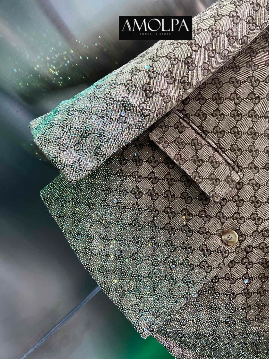 BLAZER GG งาน hiend ผ้าทอ คอลเลคชั่นใหม่ 2025SS ตัวเสื้อเป็น สูท GUCCI ผ้าทอ เนื้อผ้ามี TEXTURE อย่างดี ด้านในมีซับในทั้งตัว พรีเมียมมมมสุดๆค่ะ ใส่สบาย : สินค้าคุณภาพ (พร้อมส่ง)