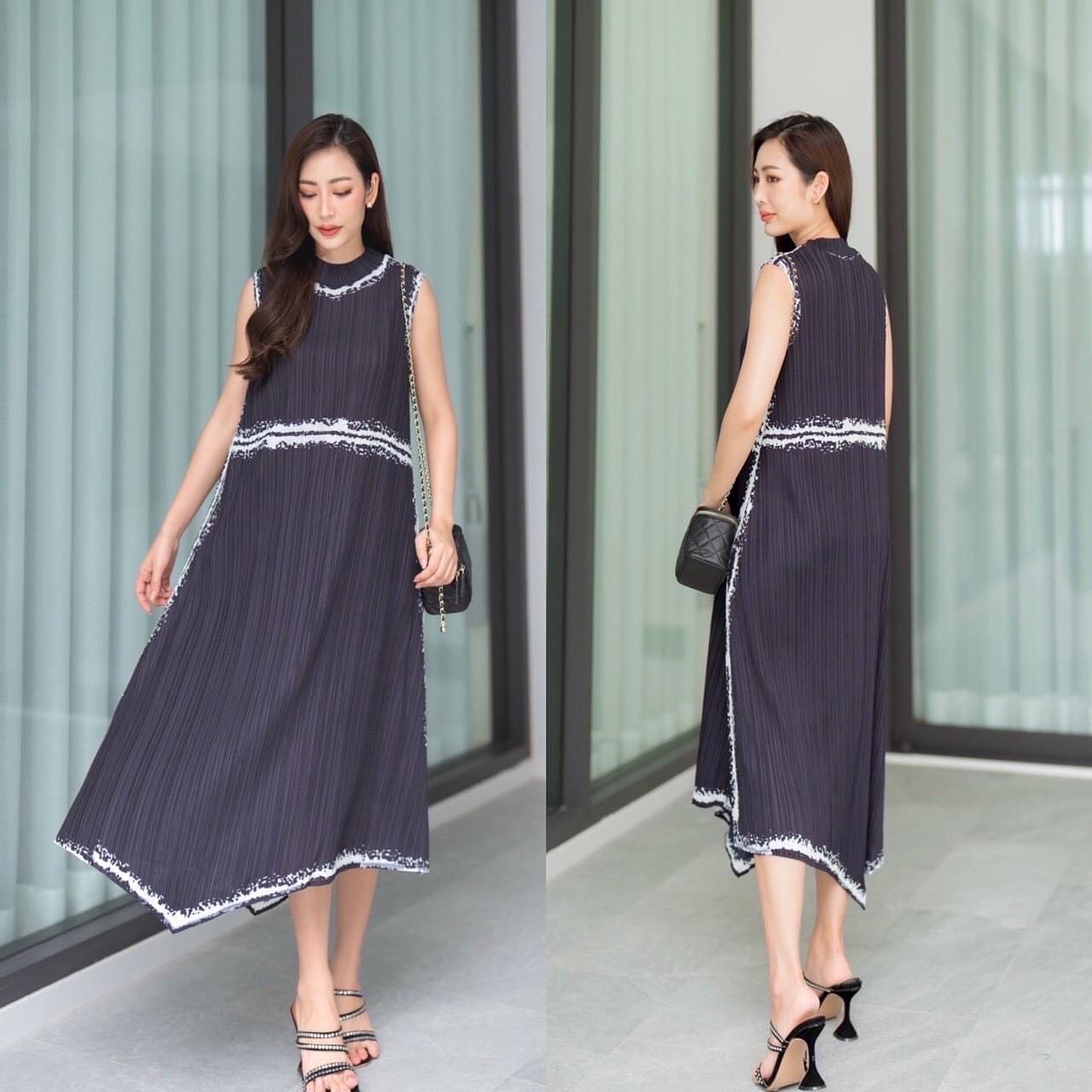 เดรสอัดพลีท งานสวยไฮโซ ทรงคอปีน แขนกุด ชายบาน A Line 😍 เพิ่มความเกร๋กรุบ ด้วยการตัดเฉลียงข้าง สวยพริ้ว ทุกมุมมอง พิมพ์ลายใหม่ ✨✨ เรียบหรู ดูแพง สุดๆ สินค้าคุณภาพ (พร้อมส่ง)