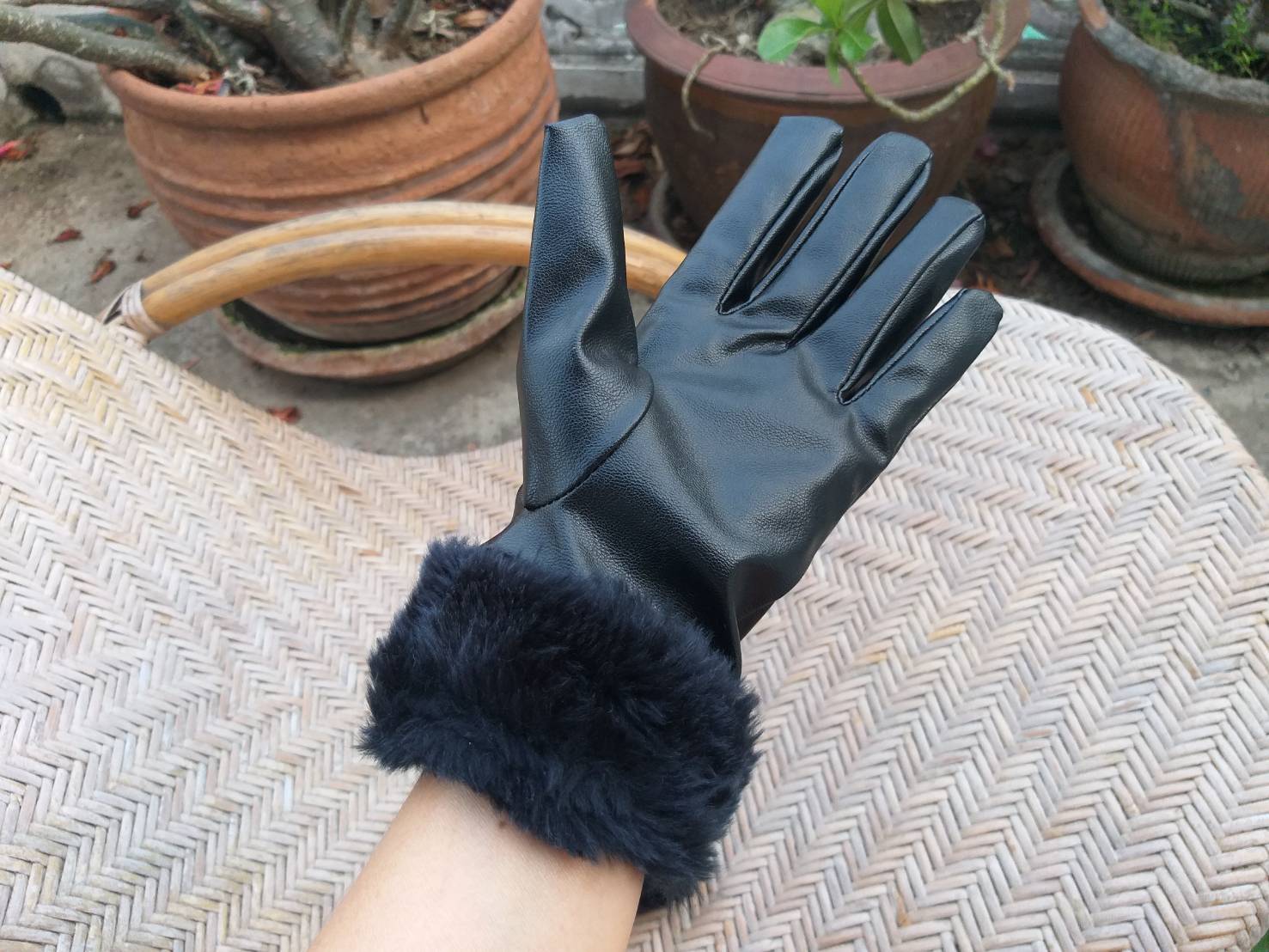ถุงมือหนังสีดำ ข้อมือเฟอร์ (ของใหม่)