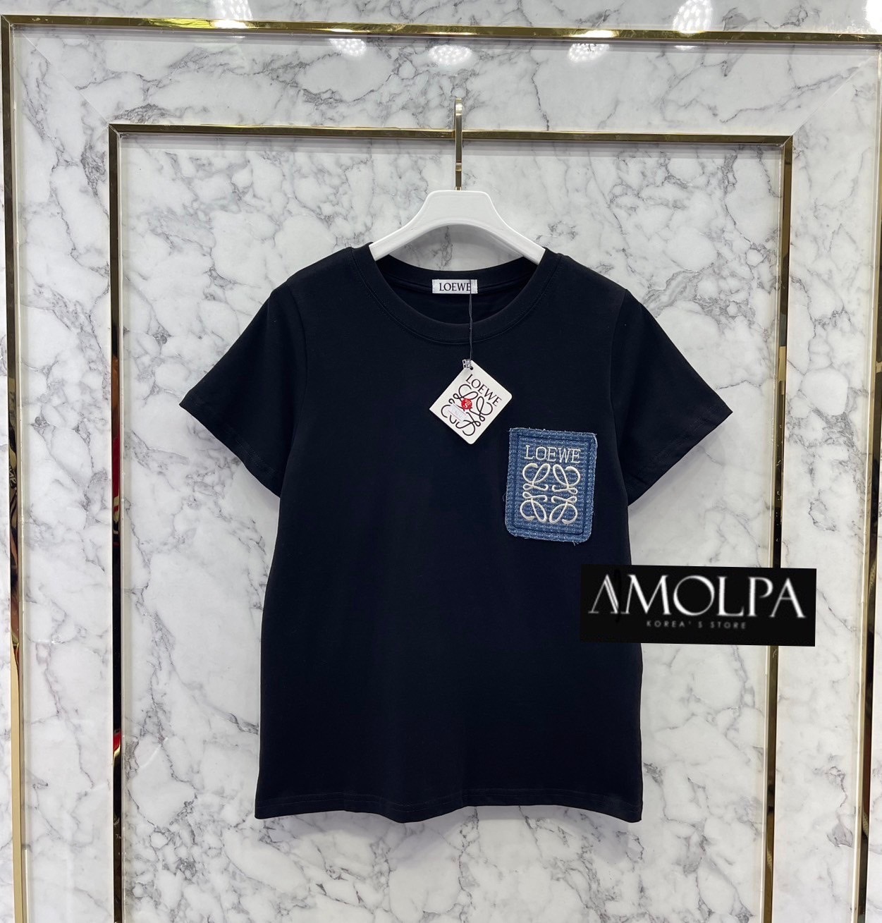 SET LOEWE งานใหม่ 2024SS ตัวเสื้อแขนสั้นแต่งผ้ายีนส์ที่หน้าอก มาพร้อม กระโปรงยีนส์ปักLOGO LOEWE ด้านหลัง ใส่เข้ากันลง ใส่สบาย สินค้าคุณภาพ (พร้อมส่ง)