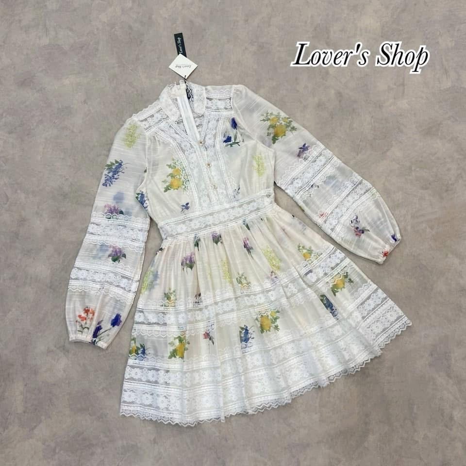 เดรสกระโปรงแต่งน่าไม้ ลุคคุณหนูสุดๆ น่ารักไม่ไหววว ดีเทลคอวีกระโปรงบานทรงพริ้ว ทรงแขนยาวปลายแขนมีจั้มค่ะ ใส่สบาย : สินค้าคุณภาพ (พร้อมส่ง)