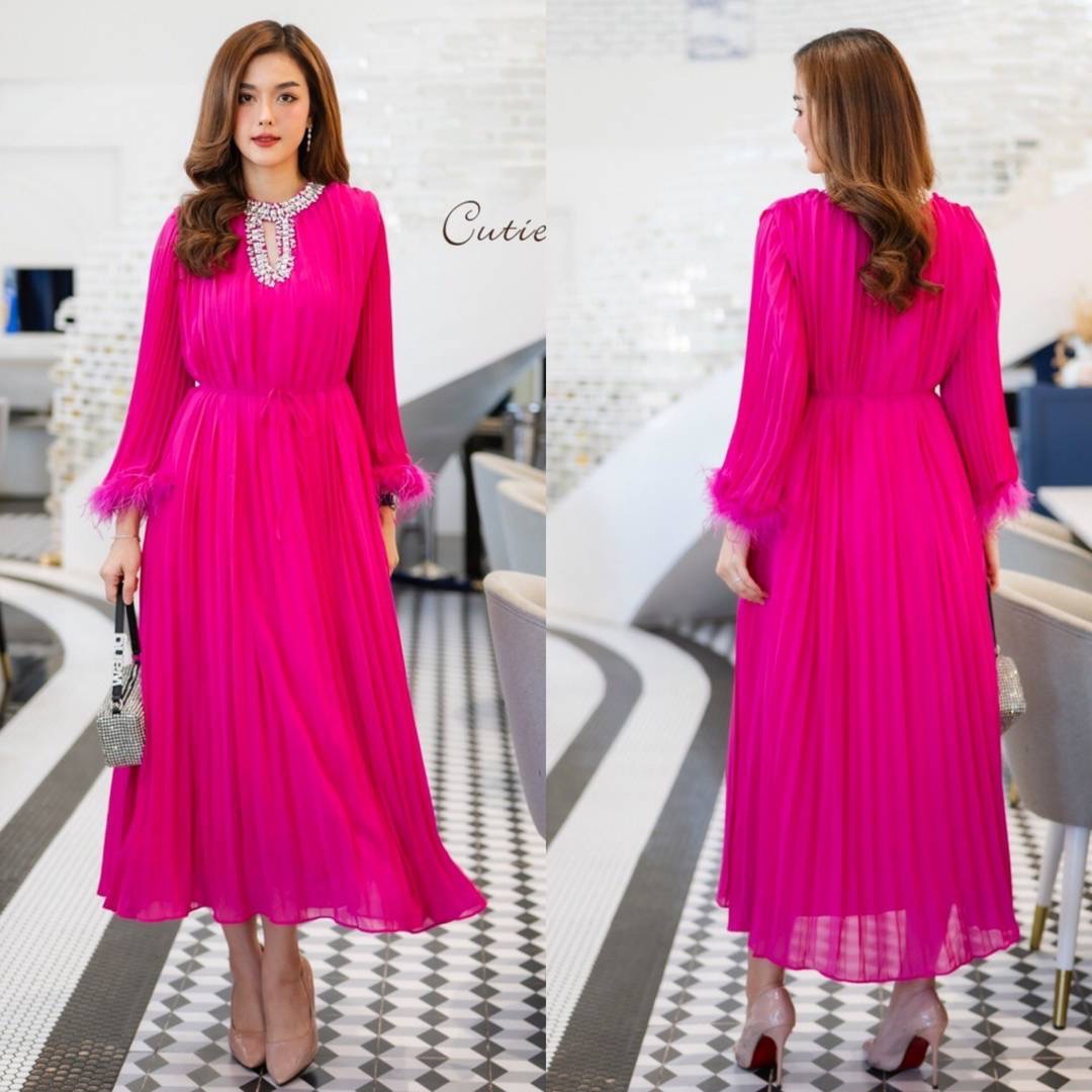 แม็กซี่เดรสผ้าชีฟองอัดพลีทคอประดับเพชรเม็ดใหญ่สุดอลังการ เพิ่มความเก๋ที่ปลายแขนด้วยขนนก มาพร้อมกับเชือกผูกเอว ชุดมีซับในทั้งตัว ใส่สบาย : สินค้าคุณภาพ (พร้อมส่ง)