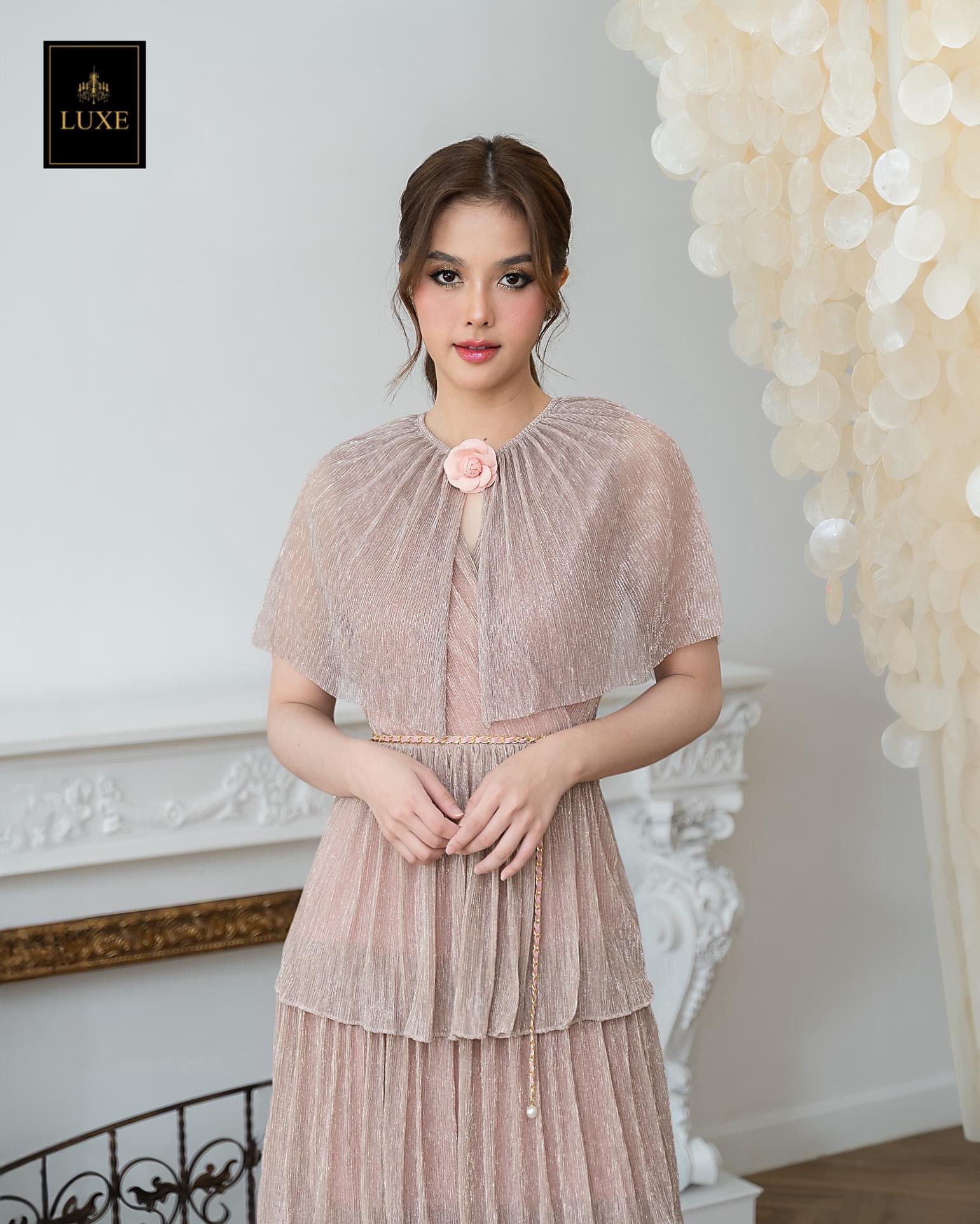 แม็กซี่เดรสคอวีป้ายแขนกุด มาพร้อม เสื้อคลุมติดกระดุมเปิดได้ กระโปรงบานจีบรูด ระบาย4ชั้น มาพร้อมโบว์สำหรับผูกเอว ทำจาก ผ้าราเม่ผสมดิ้นเมทัลลิค เนื้อนุ่มยืดหยุ่น มีซิป ซ่อนและซับในเต็มตัว ใส่สบาย : สินค้าคุณภาพ (พร้อมส่ง)