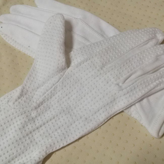 ถุงมือผ้าสีขาว ใต้ฝ่ามือเป็นปุ่มยาง หยิบจับไม่ลื่น /ของใหม่/