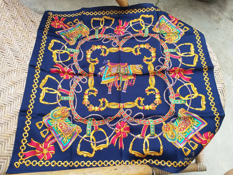 ผ้าเช็ดหน้า TRUSSARDI ผ้าดีมาก อย่างหรู