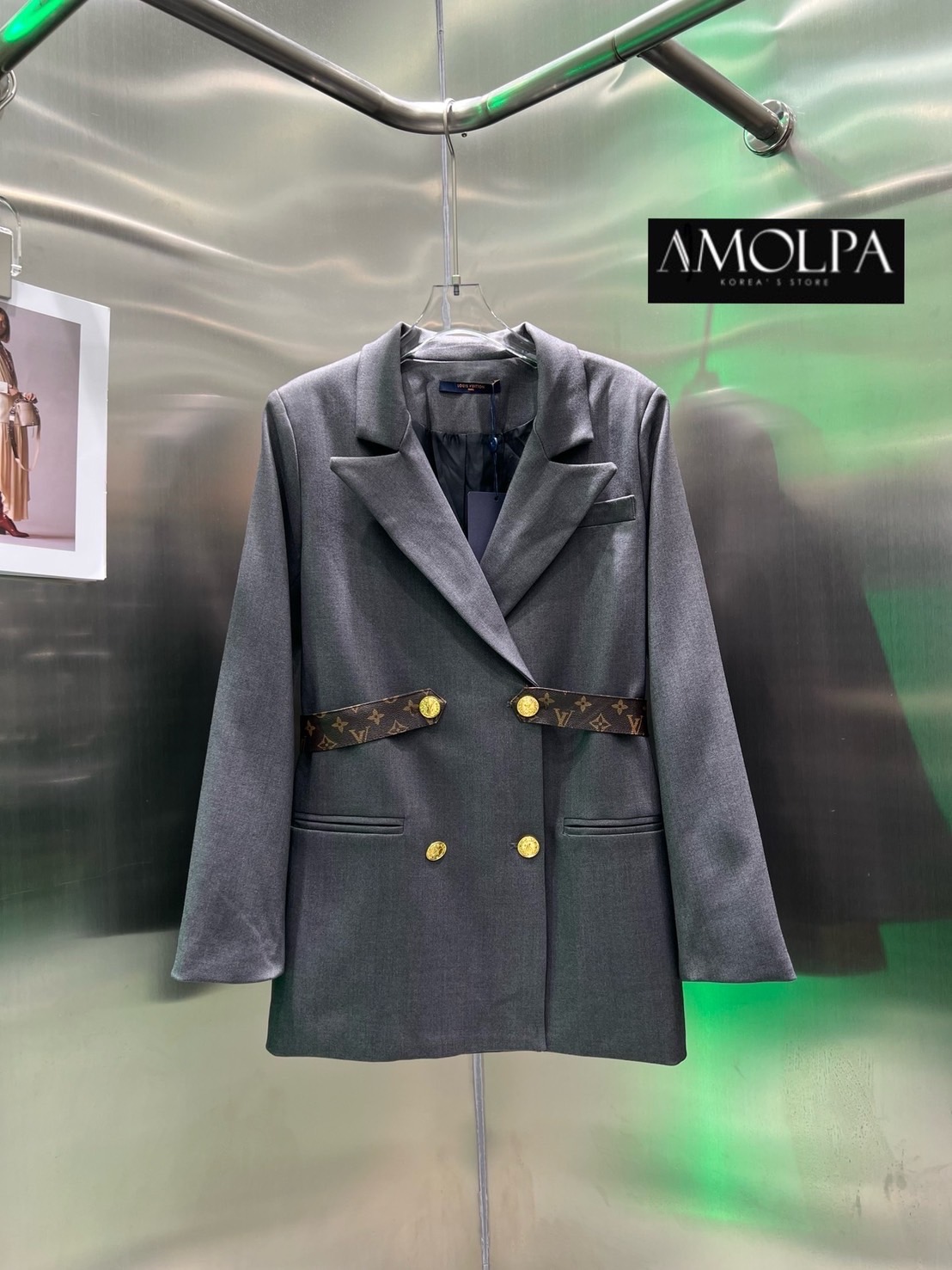 BLAZER LV 2024SS งาน hiend. งานสูท ดูหรูดูแพงงงง จับเนื้อผ้าดีสุดๆ พรีเมียมเกินบรรยายมาก ใส่สบาย : สินค้าคุณภาพ (พร้อมส่ง)