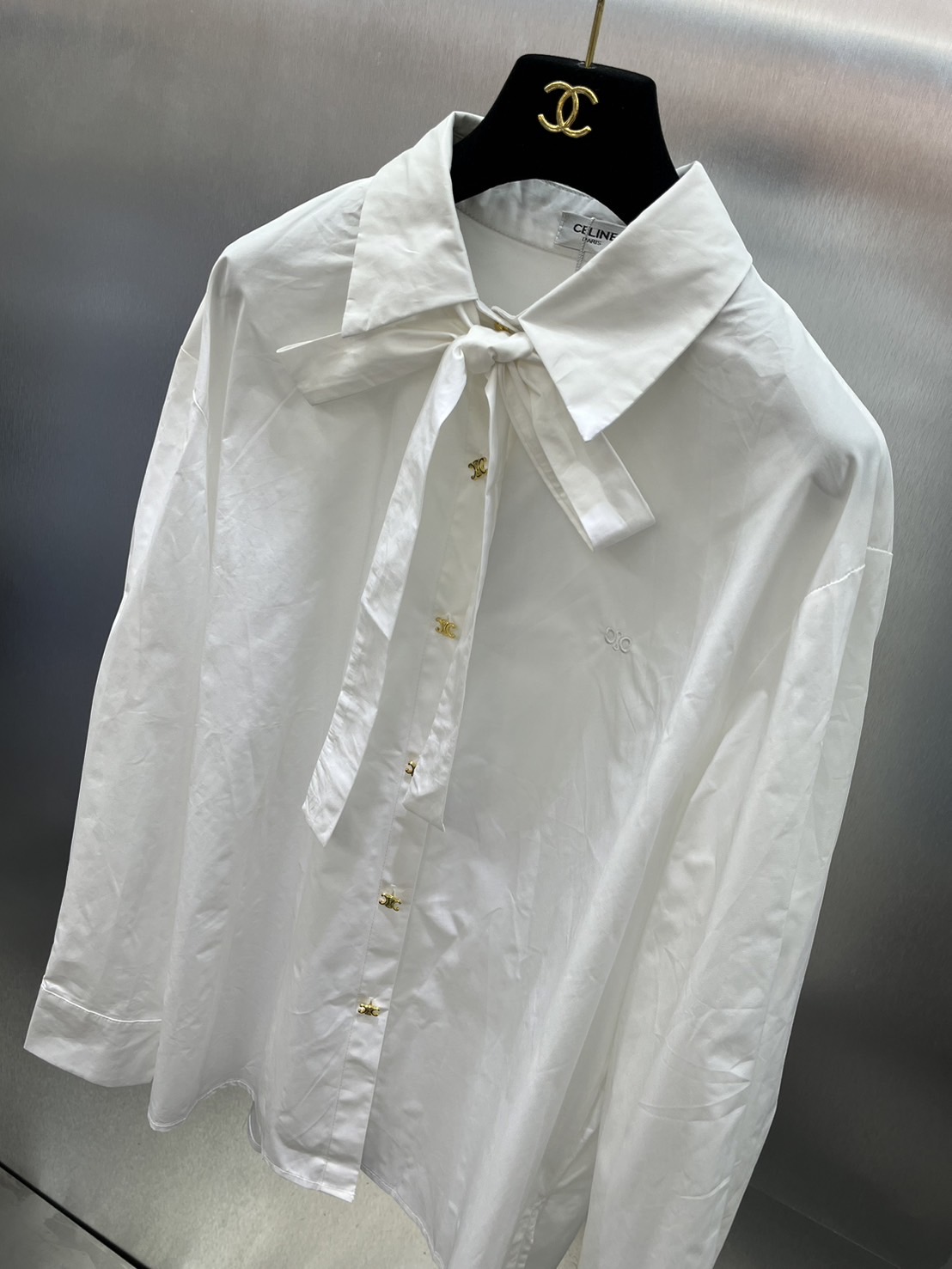 เสื้อเชิ๊ต CELINE งานสวย ผ้าดึมาก แต่งโบว์คอ กระดุมหน้าสีทอง งานสวยเกรดไฮเอ็น : สินค้าคุณภาพ (พร้อมส่ง)