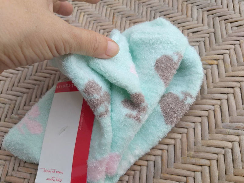 ถุงเท้าเนื้อขนสุดนุ่ม อุ่นมาก มี 2 สี 2 ลาย