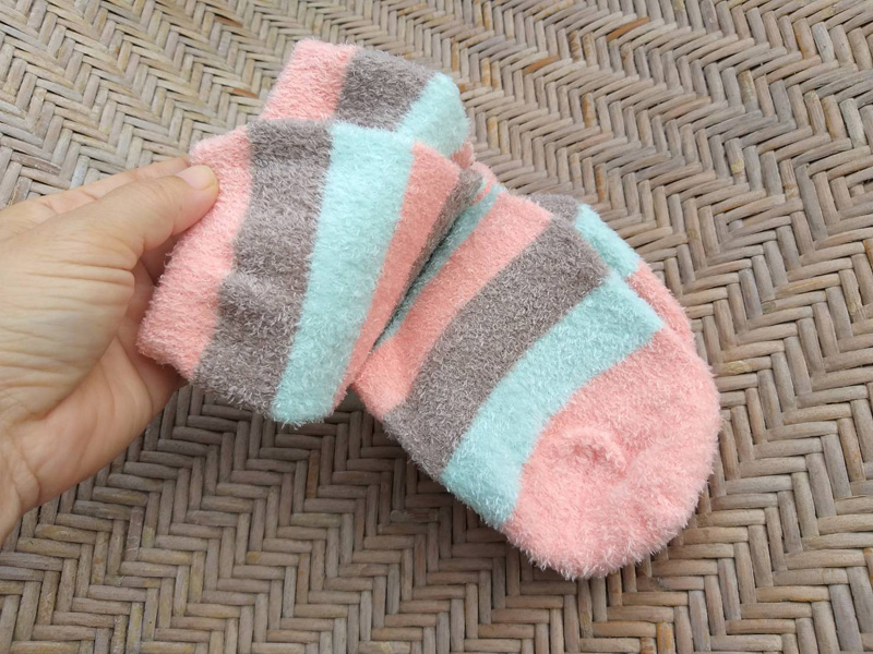 ถุงเท้าเนื้อขนสุดนุ่ม อุ่นมาก มี 2 สี 2 ลาย