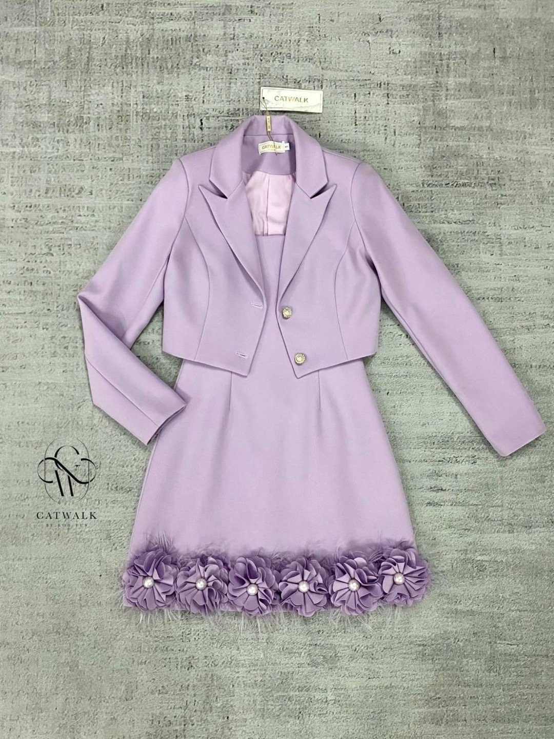 เซตเสื้อครอปสูท+เดรสสายเดี่ยวแต่งดอกไม้แซมด่วยขนนก เนื้อผ้าเกรดเอ ใส่สบาย : สินค้าคุณภาพ (พร้อมส่ง)