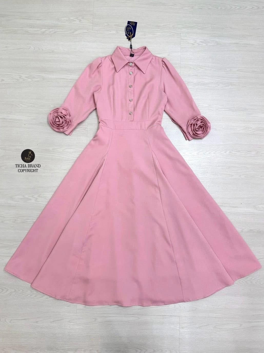 Maxi เดรสคอปกแขนยาว สีชมพู ทรงสวย มีเข็มกลัดดอกไม้3Dดอกใหญ่ที่ปลายแขน เพิ่มมิติให้กับชุด อกเย็บแต่งกระดุมใช้งานได้จริง (มีซิปหลัง) ใส่สบาย : สินค้าคุณภาพ (พร้อมส่ง)