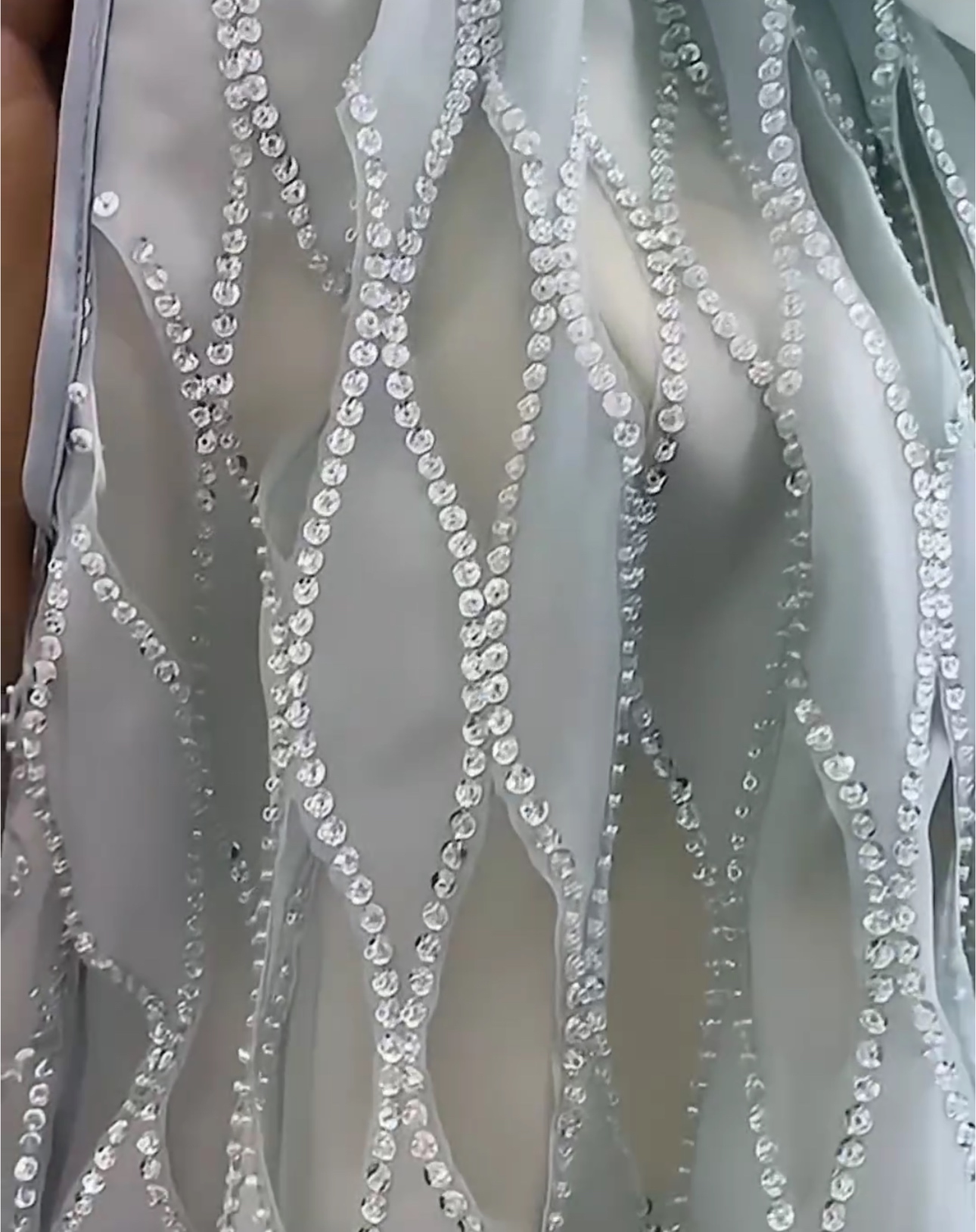 เสื้อชีฟองฉลุปักเลื่อม เนื้อผ้าชีฟองเกรดเอ ฉลุปักแต่งด้วยเลื่อมคริสตรัลดูหรูมาก ช่วงคอผูกเป็นโบว์น่ารักสุดๆ ด้านในใช้ผ้าซับใน ใส่สบาย : สินค้าคุณภาพ (พร้อมส่ง)