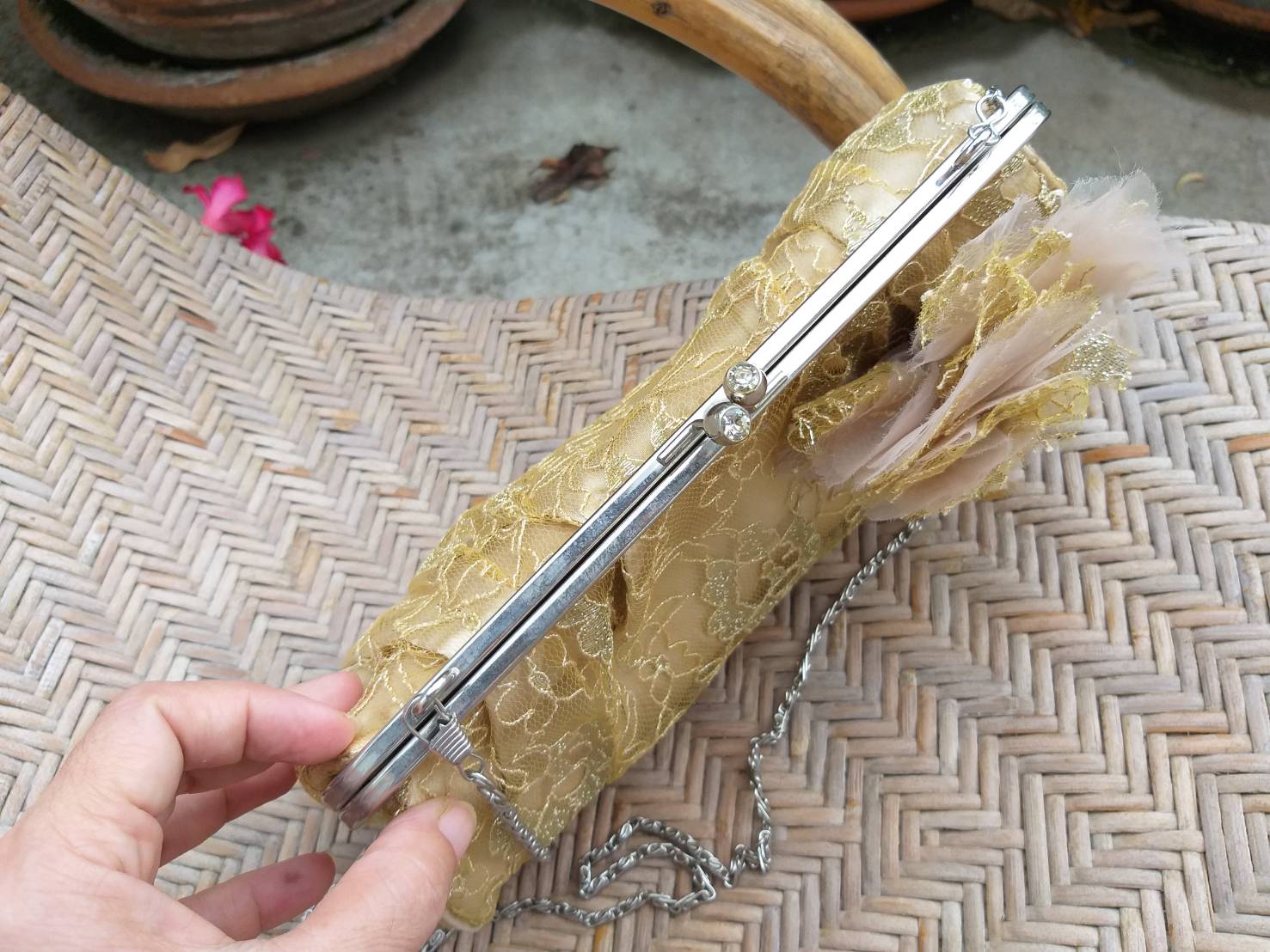 กระเป๋าออกงาน ผ้าสีทองบุผ้าลูกไม้ สวยหรูสุดๆ (ของใหม่)