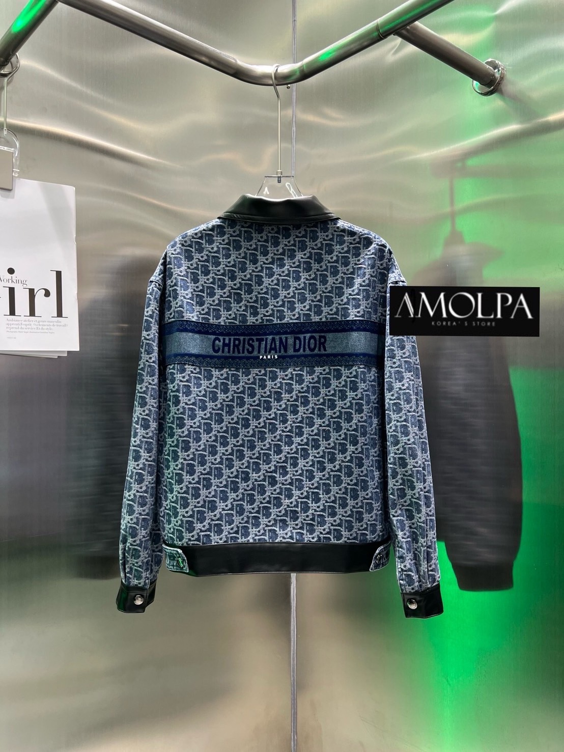 JACKET CHISTIAN DIOR DENIM แต่งหนังสีดำ กระดุมปั้ม แน่นๆ สวยม๊ากกกก ตามภาพเลยค้า งานใหม่ชนช๊อปปป งานสวยยยยย ใส่แล้วเก๋มากๆ ใส่สบาย : สินค้าคุณภาพ (พร้อมส่ง)