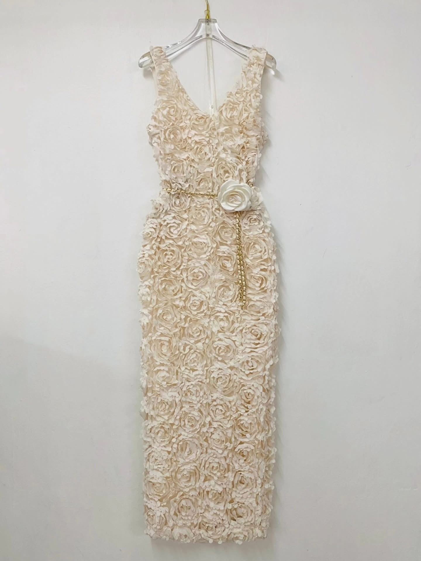 แม็กซี่เดรสผ้าดอกกุหลาบ+เข็มขัดโซ่แต่งเข็มกลัดดอกไม้ ตัวชุดเป็นทรงเข้ารูป แขนกุด คอวี เนื้อผ้าเกรดเอผ้านุ่ม ใส่สบาย : สินค้าคุณภาพ (พร้อมส่ง)