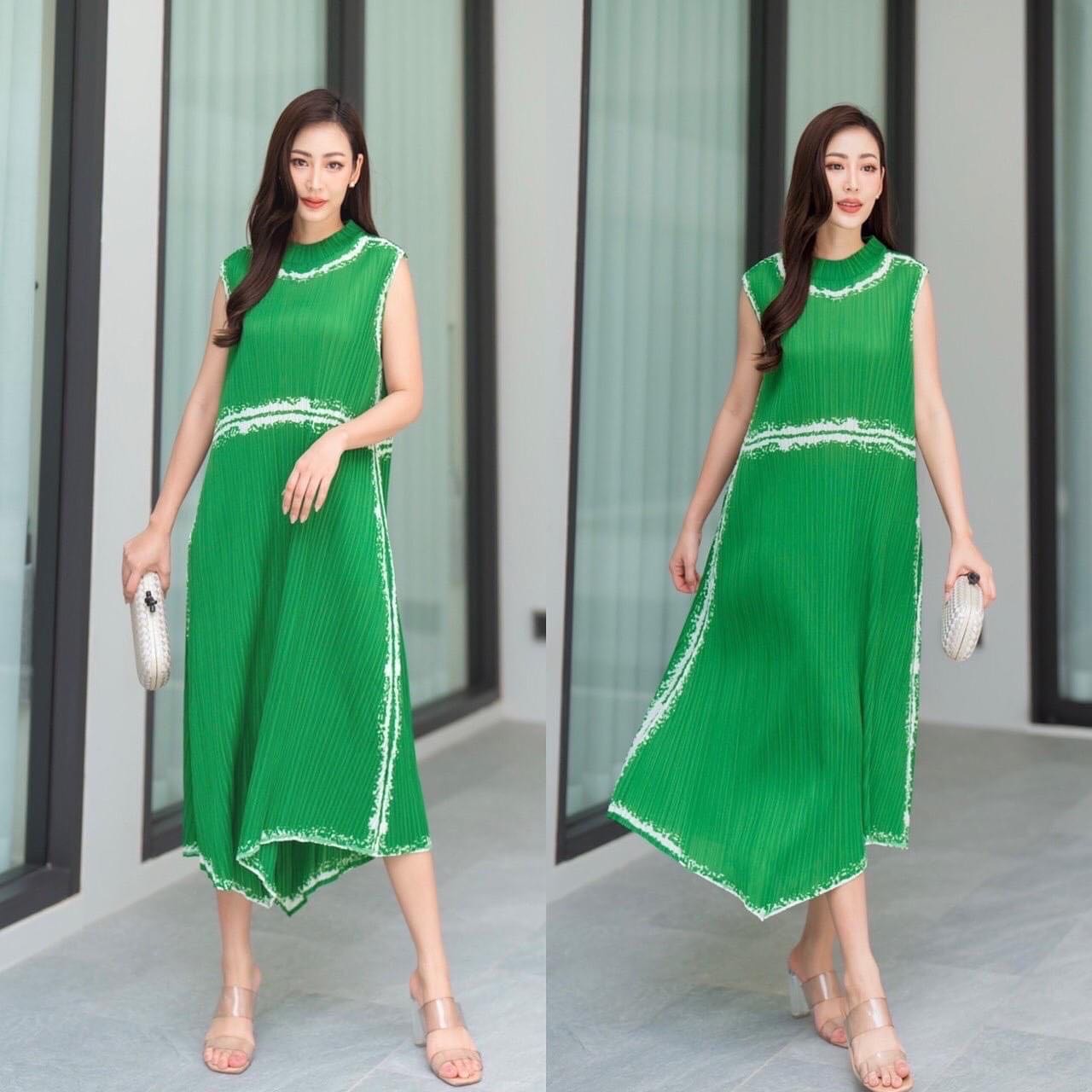 เดรสอัดพลีท งานสวยไฮโซ ทรงคอปีน แขนกุด ชายบาน A Line 😍 เพิ่มความเกร๋กรุบ ด้วยการตัดเฉลียงข้าง สวยพริ้ว ทุกมุมมอง พิมพ์ลายใหม่ ✨✨ เรียบหรู ดูแพง สุดๆ สินค้าคุณภาพ (พร้อมส่ง)