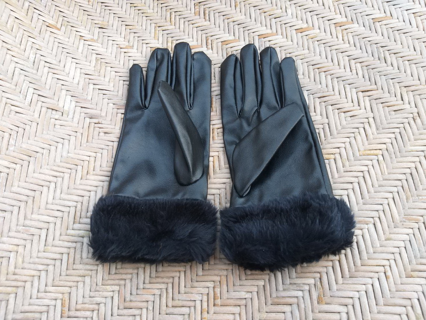 ถุงมือหนังสีดำ ข้อมือเฟอร์ (ของใหม่)