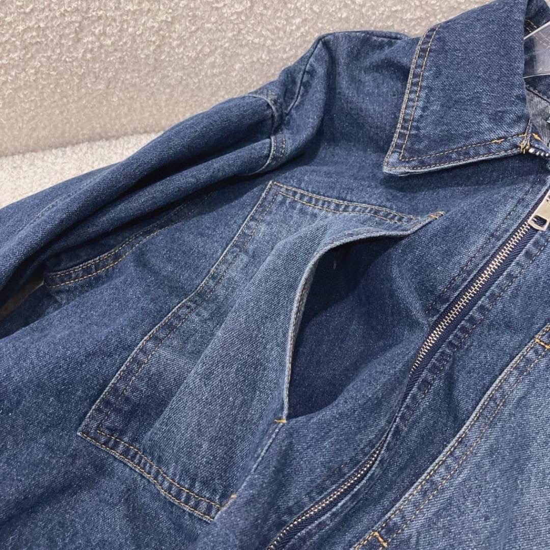 Set Jacket ยีนส์แขนยาวเอวจั๊มแต่งโลโก้แบรนด์ + กระโปรงยีนยาว PRADA : สินค้าคุณภาพ (พร้อมส่ง)