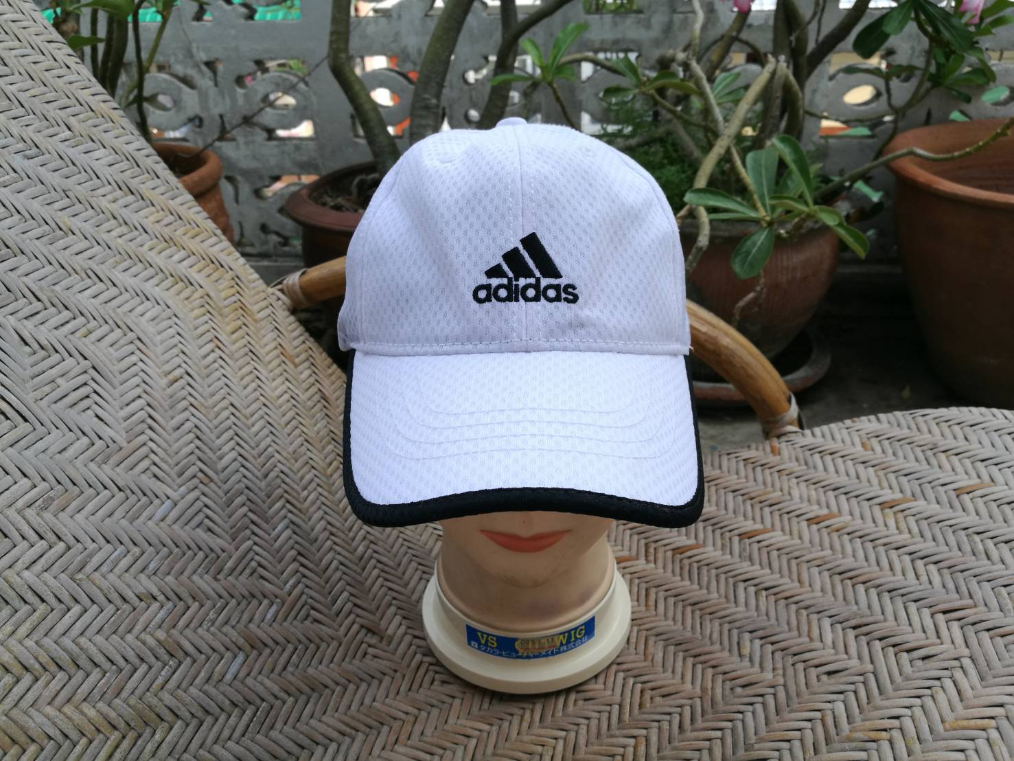 หมวกแก๊ป adidas ผ้าระบายอากาศ สีขาวสวยสะอาด