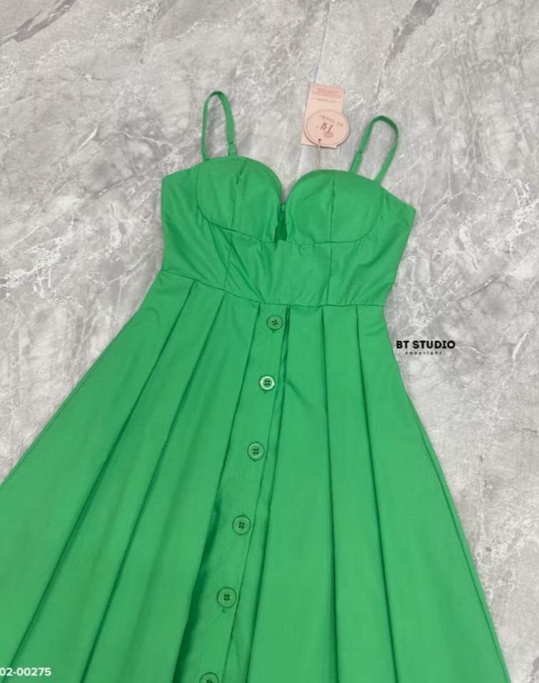 เดรสสายเดี่ยวคลุมเข่า ดีเทลแต่งกลางอกห่างเล็กน้อยไม่มีซีทรูช่วงอกเสริมฟองน้ำ อกเอวเข้ารูปกระโปรงบานออกแต่งจับจีบ ใส่สบาย : สินค้าคุณภาพ (พร้อมส่ง)