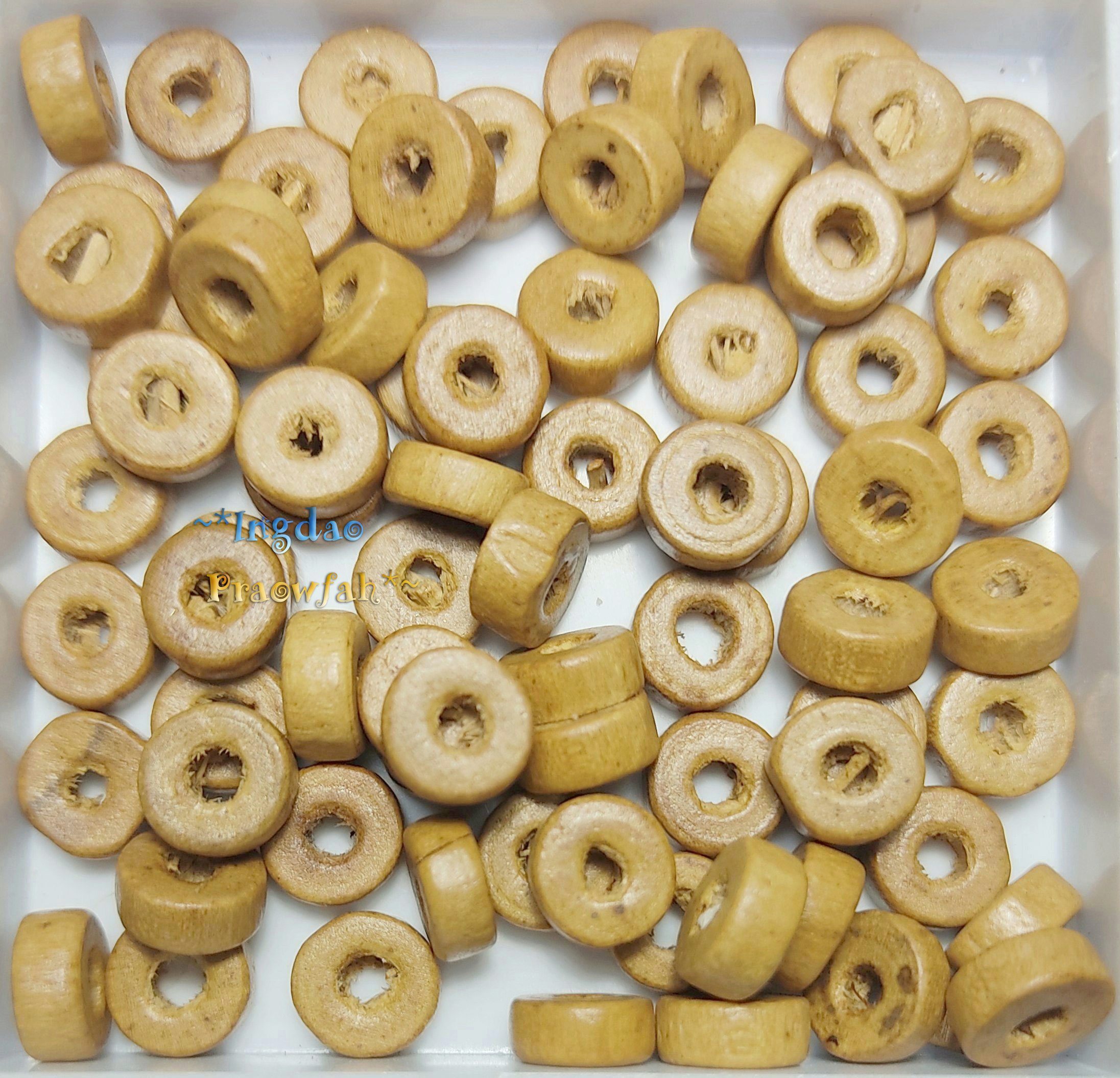 7049Lbn ลูกปัดไม้ทรงโดนัท หน้าตัดเรียบ สีน้ำตาลอ่อน ขนาด = ศก. 8 มิล. x หนา 3 มิล. (90 ชิ้น)