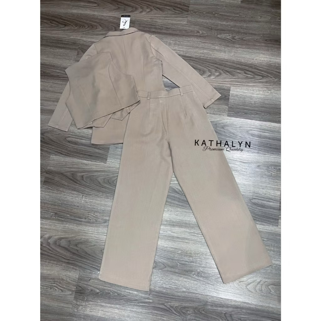 ชุด 3ชิ้น เสื้อครอปสั้นแขนกุดทรงปล่อย คอวีแบบขวาทับซ้าย สีสวยขับผิวแต่งกระดุมเฉียงตามเสื้อสุดเก๋ แมทช์คู่กับเบเซอร์แขนยาวทรงโคร่งนิดหน่อยดูเท่ห์ๆสีเดียวกันกับชุด แมทช์คู่กับกางเกงขายาวทรงกระบอก ใส่สบาย : สินค้าคุณภาพ (พร้อมส่ง)