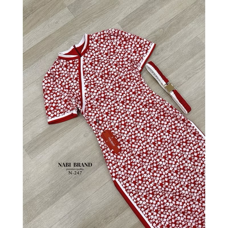 เดรสยาวคอจีน ลายขาวแดง และกุ้น ขอบขาวแดง รอบชุด สวยสุดๆ งานผ่าข้างซ้ายขวา โชว์ขาได้แบบแซ่บๆ ซิบหลัง ใส่สบาย : สินค้าคุณภาพ (พร้อมส่ง)