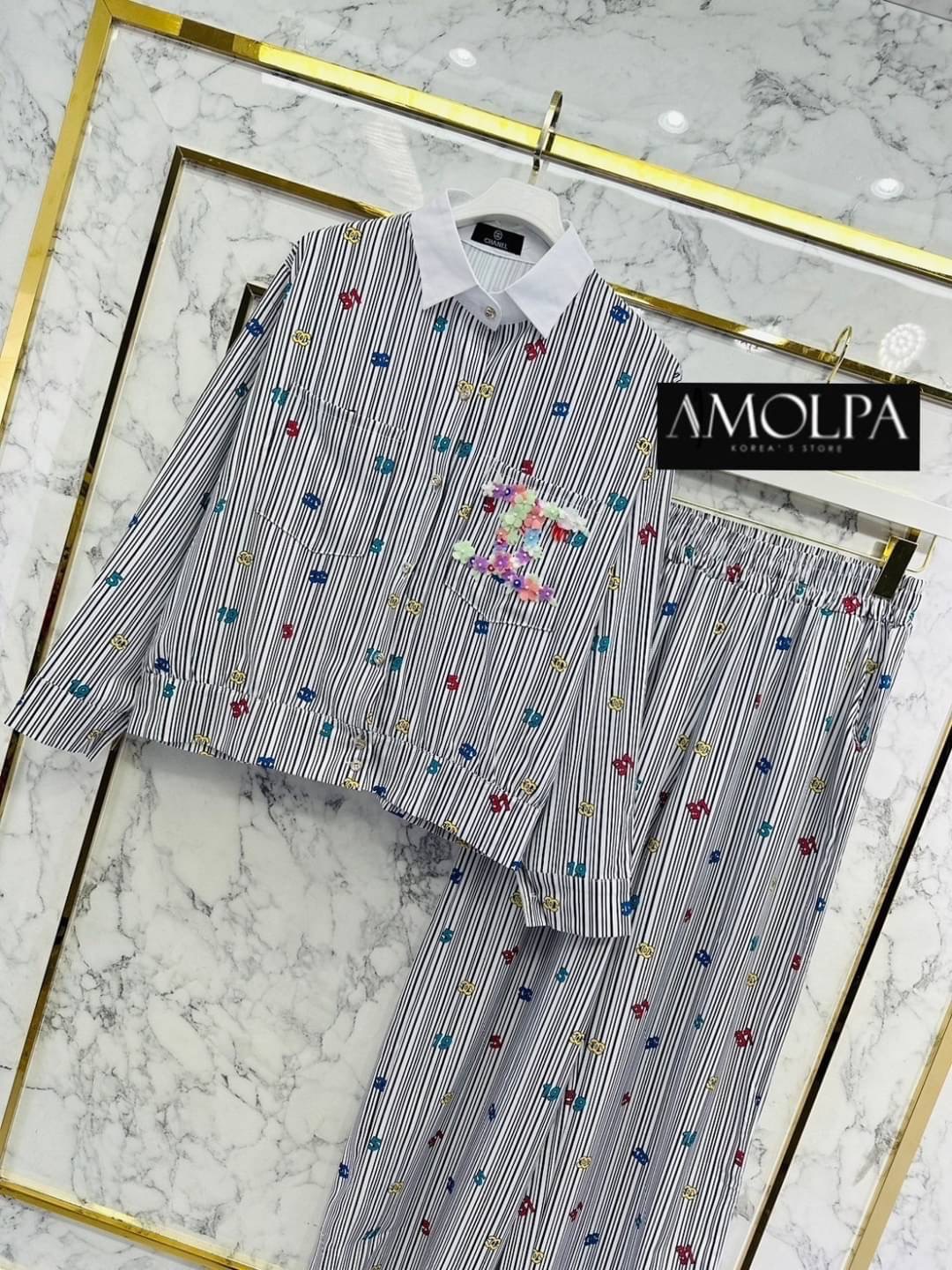 SET PAJAMAS CC งาน Hiend งานใหม่ ตัวเสื้อเป็นเชิ้ต CHANEL เด่นเป็นสง่า มาพร้อมกางเกงขายาว ใส่เข้ากันลงตัว ใส่สบาย : สินค้าคุณภาพ (พร้อมส่ง)
