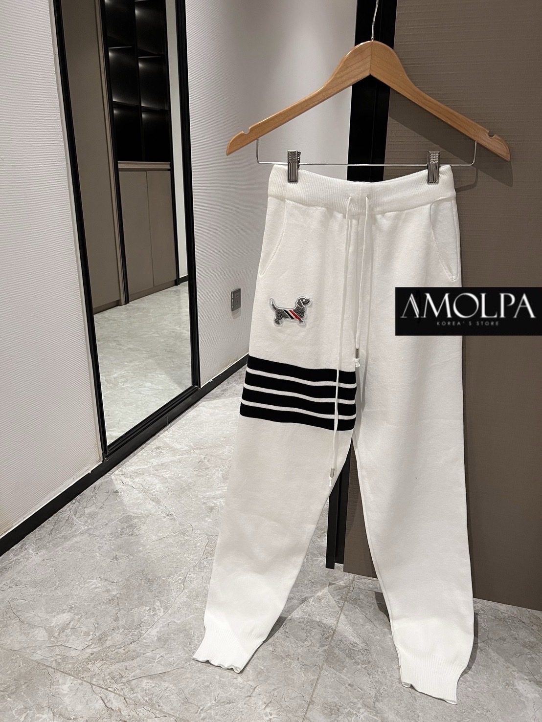 SET THOM BROWNE เสื้อ+กางเกง ..งานอย่างดี ผ้าไหมพรม นุ่มมม แน่นนน เด้ง หนานุ่ม และเย็นๆ ไม่มีผิดหวังแน่นอน ใส่สบาย : สินค้าคุณภาพ (พร้อมส่ง)