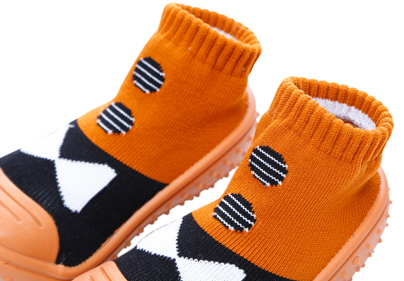 รองเท้าถุงเท้าพื้นยางเด็กหัดเดิน ลายรองเท้าสีน้ำตาลดำ size 19-23