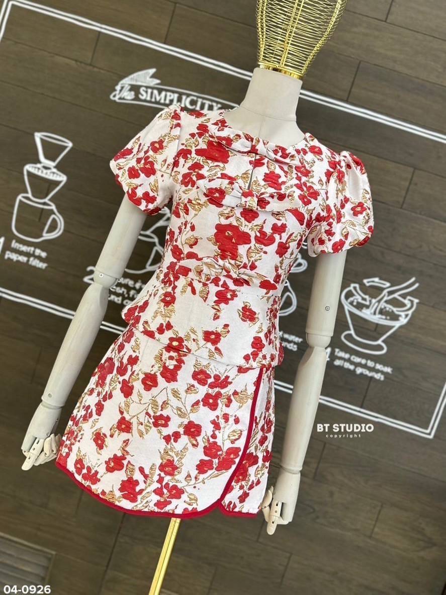 เซท 2 ชิ้น เสื้อแขนสั้นแต่งคอกลม แต่งโบเรียงกัน 3 ชั้น มาพร้อมกระโปรงสั้น แต่งขอบกุ้นสีแดง งานผ้าทอลายเนื้อผ้า ดี งานสวยม๊ากกก สินค้าคุณภาพ (พร้อมส่ง)