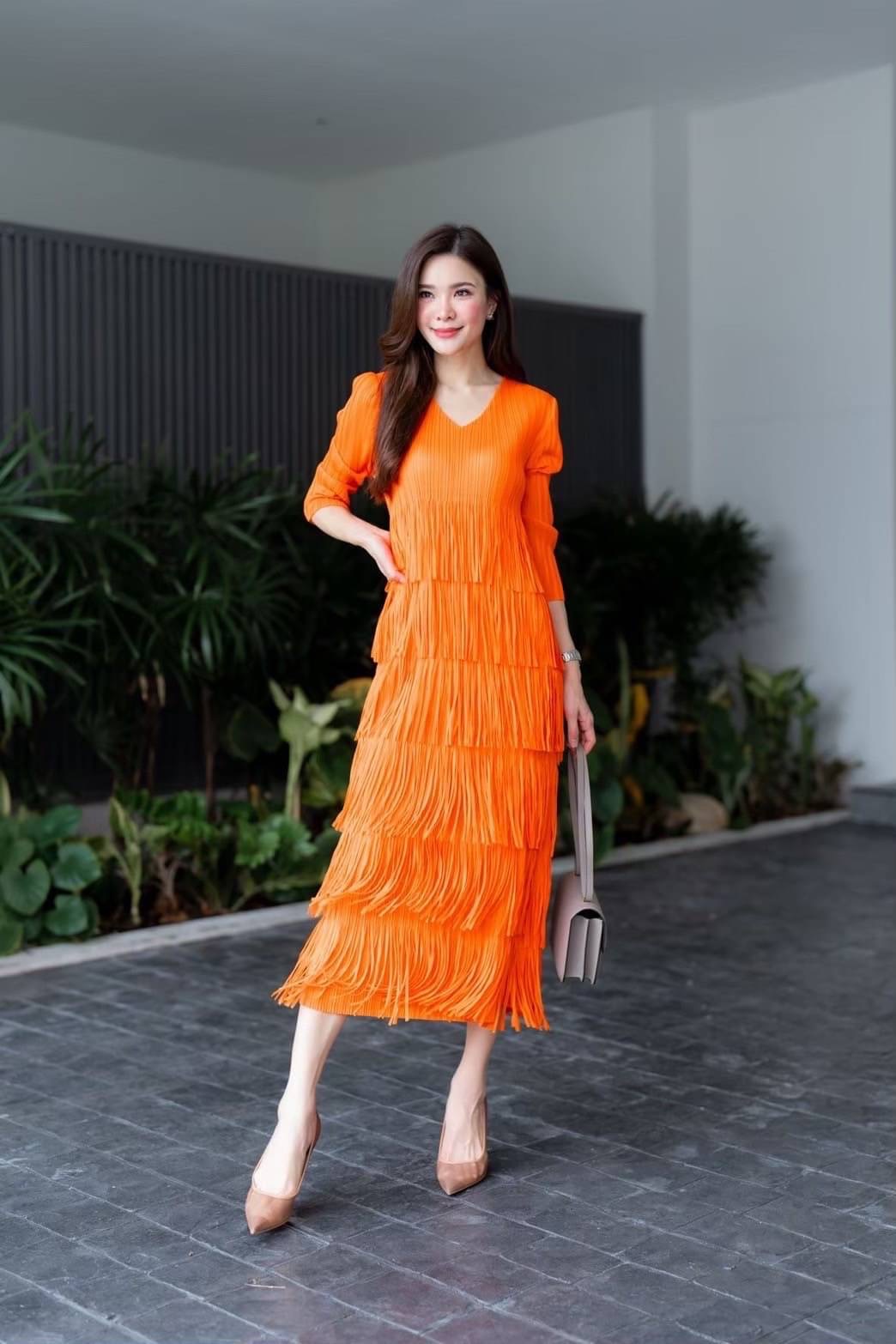 เดรสอัดพลีท คอวี แขนยาว แพตเทิร์นดีงามมว้ากเล่นระดับ ชายพู่ ถึง 6 ชั้น ได้อย่างลงตัว ฟรุ๊งฟริ๊ง ใส่สบาย : สินค้าคุณภาพ (พร้อมส่ง)