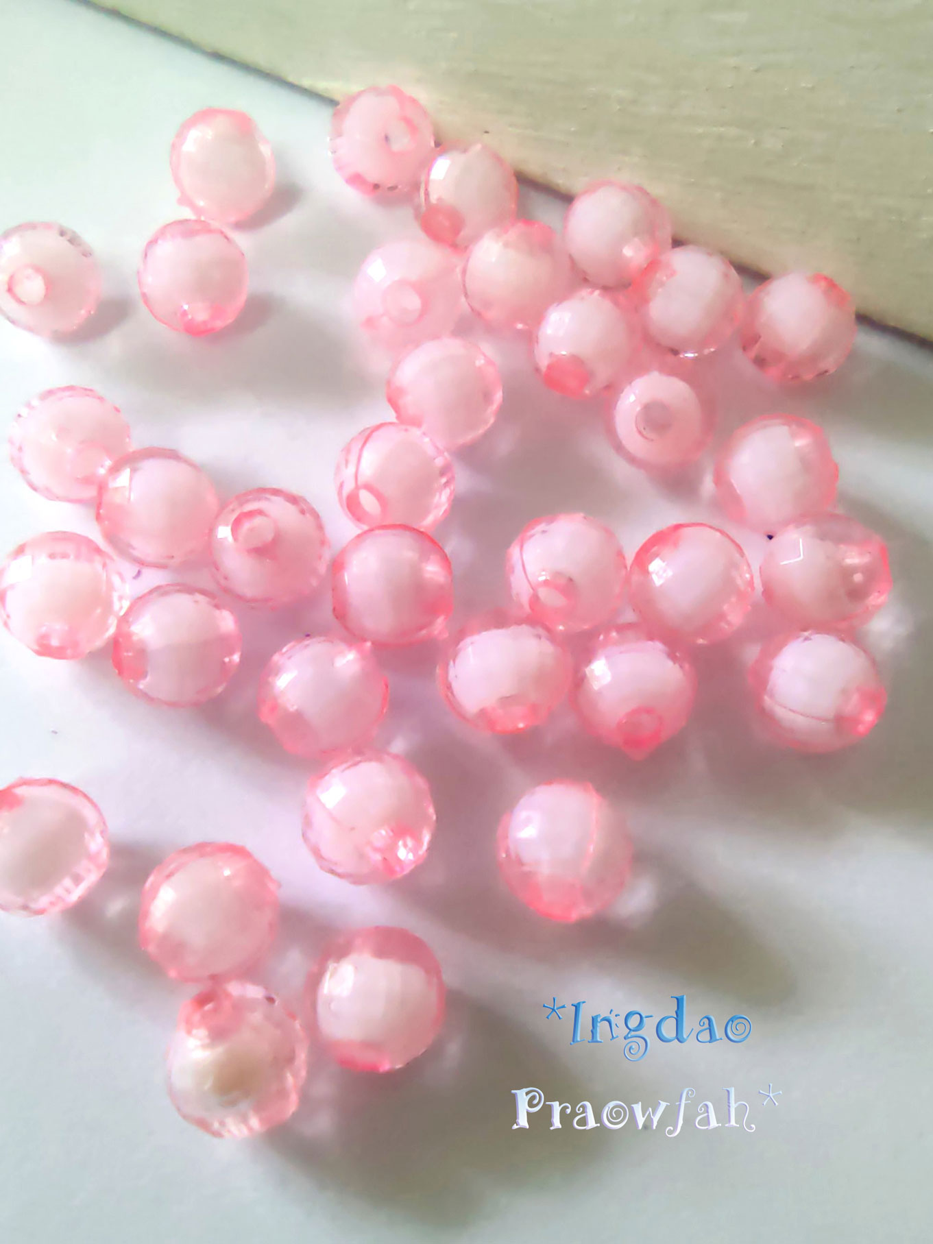 5036pk ลูกปัดอะครีลิคกลมตัดเหลี่ยมสอดใส้ลูกปัดกลมขาว ขนาด 6 มิล. สีชมพู (10 กรัม/90 ชิ้น)