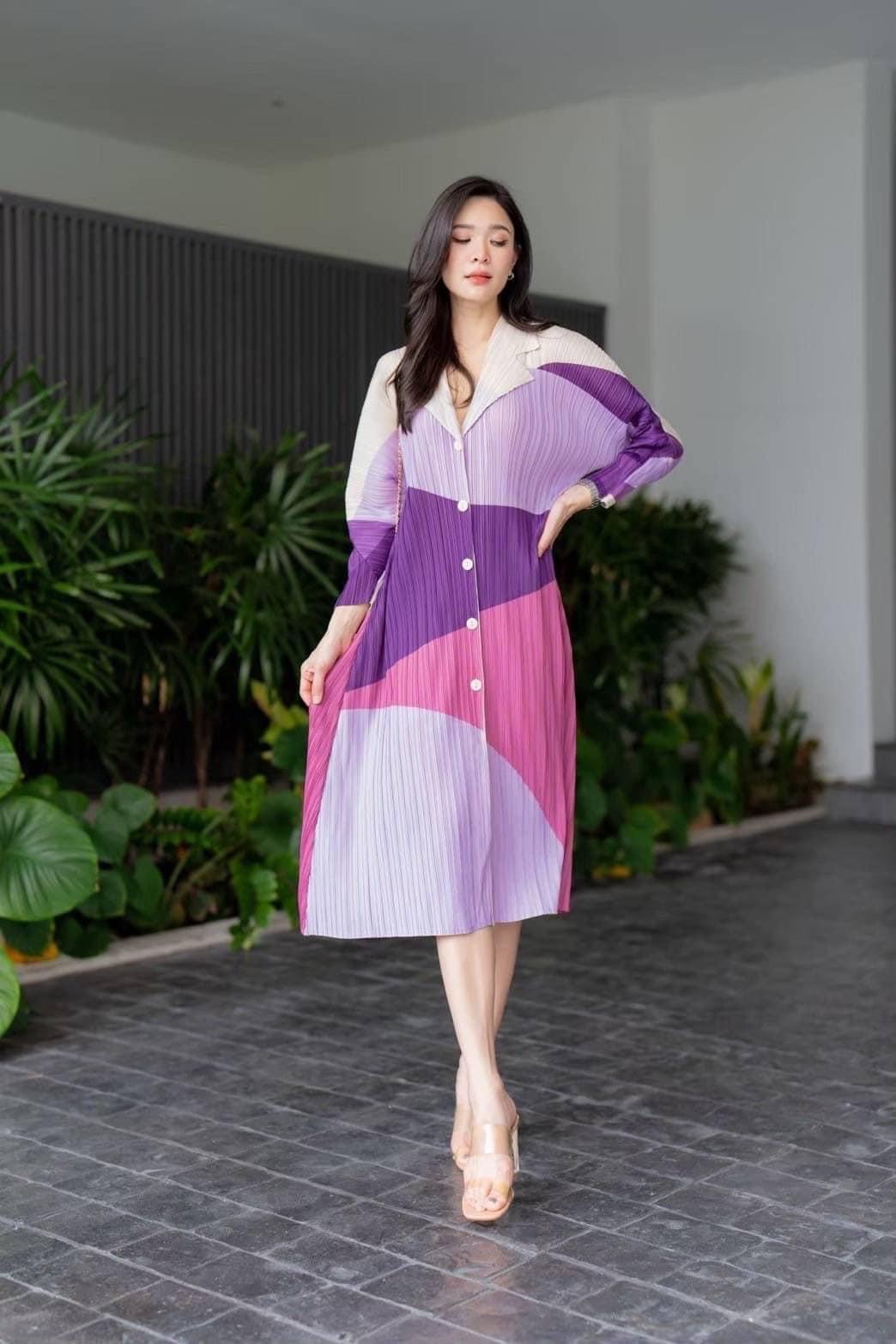 มินิเดรสอัดพลีท คอปกสูทเล็ก กระดุมหน้า เปิด/ปิด ได้ทั้งชุด แขนพองแบบตัดต่อ ให้ดูมีมิติ ยาว 4 ส่วน งานสวย ระดับ Premium : สินค้าคุณภาพ (พร้อมส่ง)