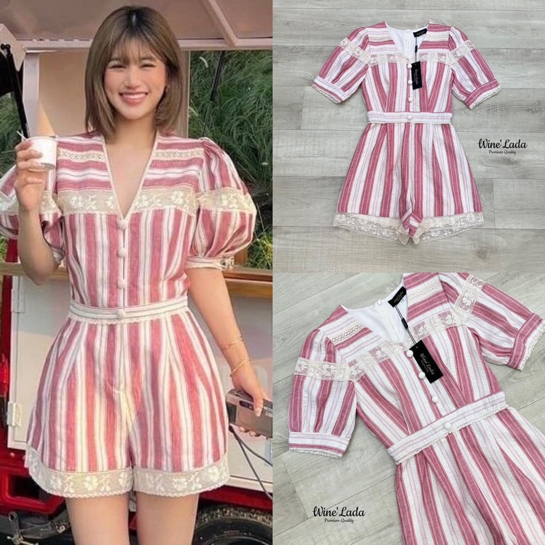 Jumsuit จั๊มสูทขาสั้นลาย JSD แต่งขอบด้วยผ้าลูกไม้เพิ่มความน่ารักได้ อย่างลงตัว หน้าอกมีฟองน้ำในตัว ใส่แล้ว เป๊ะแน่นอน สินค้าคุณภาพ (พร้อมส่ง)