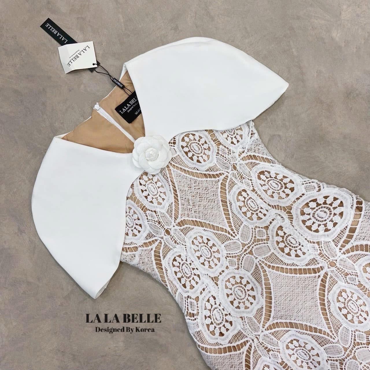 เดรสลูกไม้คลุมไหล่ช่วงคลุมไหล่เป็นผ้าสูทอัดกาวผ่าหลังยกแขนสะดวกแต่งดอกคามีเรียช่วงอกตัวชุดทรงสอบเข้ารูปเข้าทรงผ่าหลังมีซับใน ใส่สบาย : สินค้าคุณภาพ (พร้อมส่ง)