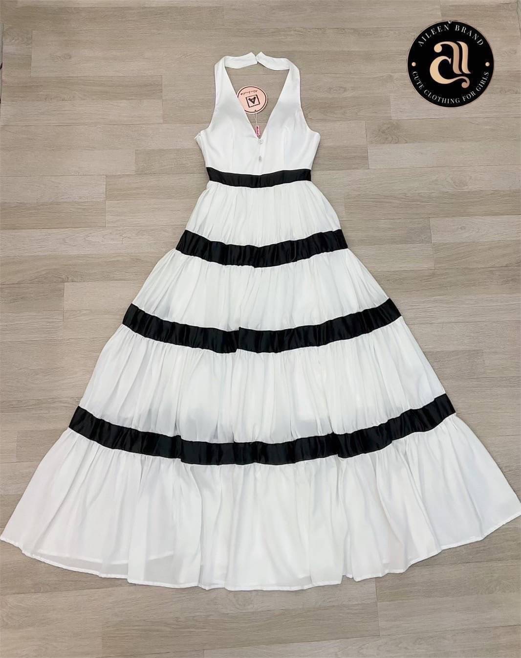 เดรสยาวสีขาว ช่วงอกเนื้อผ้า เรียบมันวาวคอวีแต่งอะไหล่ดอกไม้เพชร ดีไซน์สายคล้องคอมีกระดุมเพชรดอกไม้ ด้านหลังโชว์ครึ่งหลังบน สินค้าคุณภาพ (พร้อมส่ง)