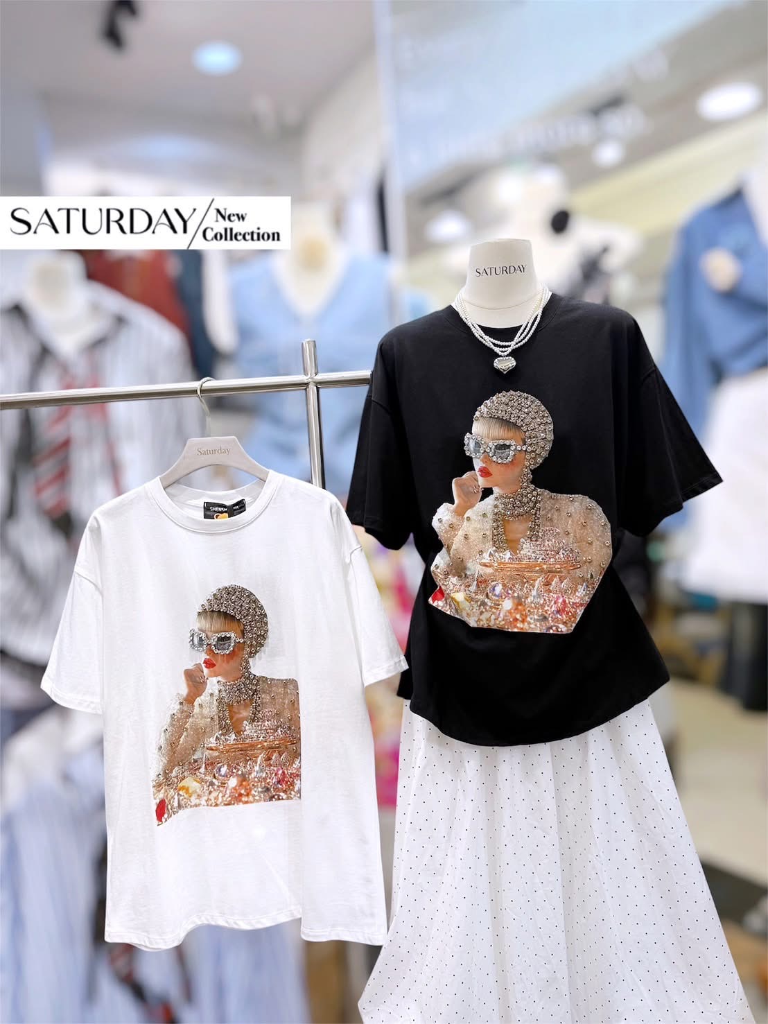 เสื้อยืด ดีเทลสกรีนลายผู้หญิงสวมหมวก สีสวยคมชัด/แต่งเพชรทั่วตัวเป็นงานตอกค่ะ สวยจึ้งสุด ผ้าดีมากก ทรง oversize ใส่สบายๆ ใส่สบาย : สินค้าคุณภาพ (พร้อมส่ง)